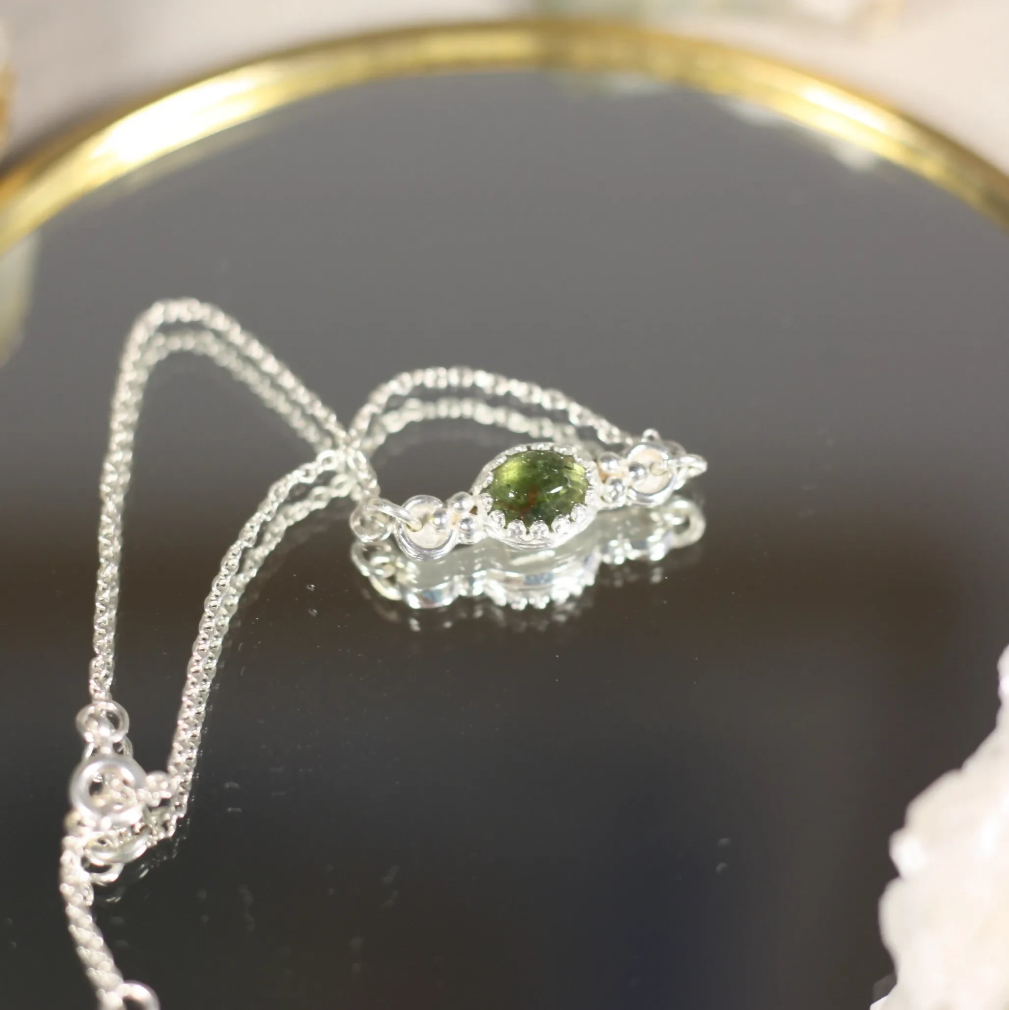 L'Escorte Perlée - Un Bracelet fin en argent accompagnée d'une pierre naturelle entourée de billes en argent.