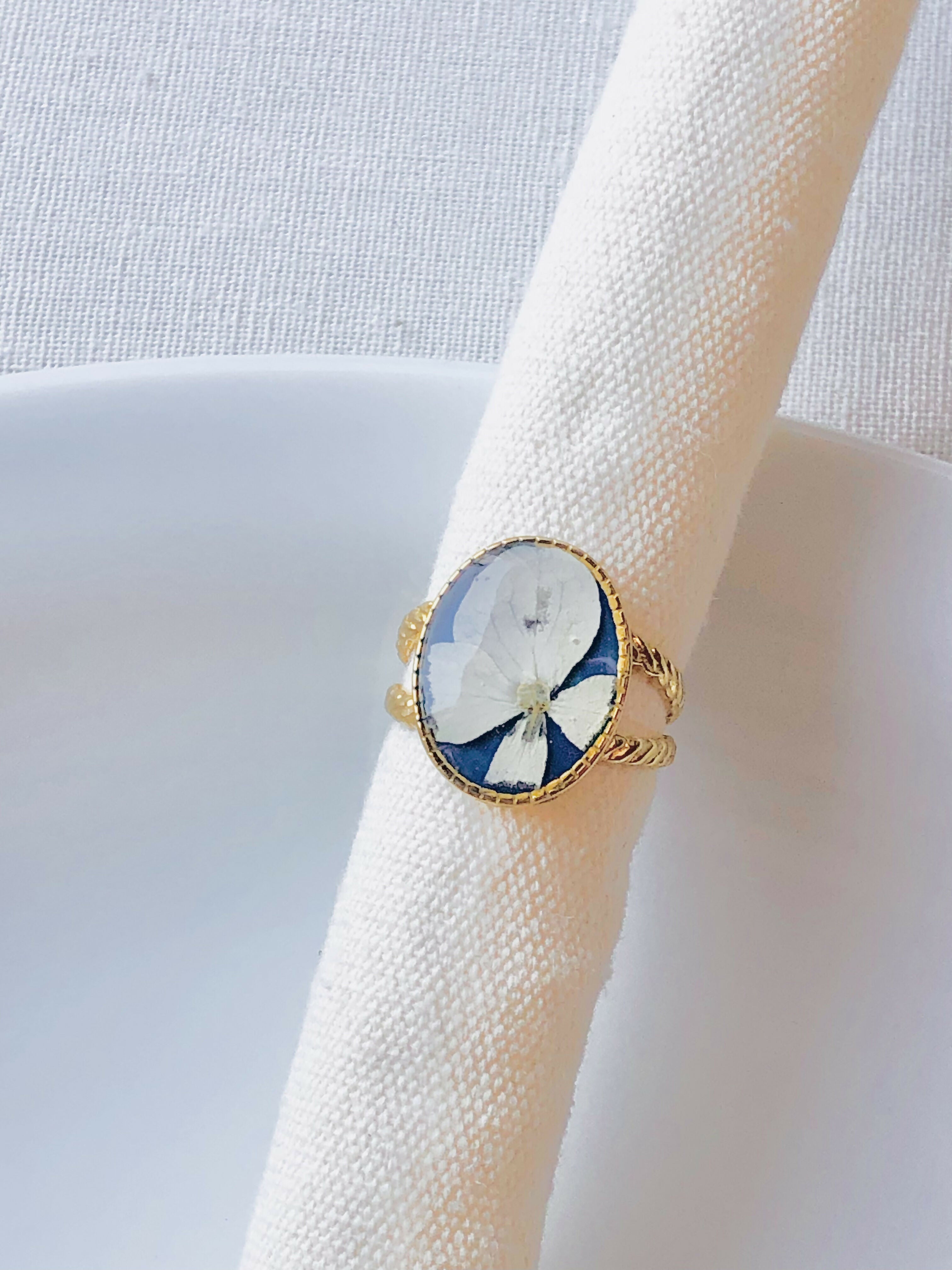 Bague bleu en fleur d'hortensia blanche