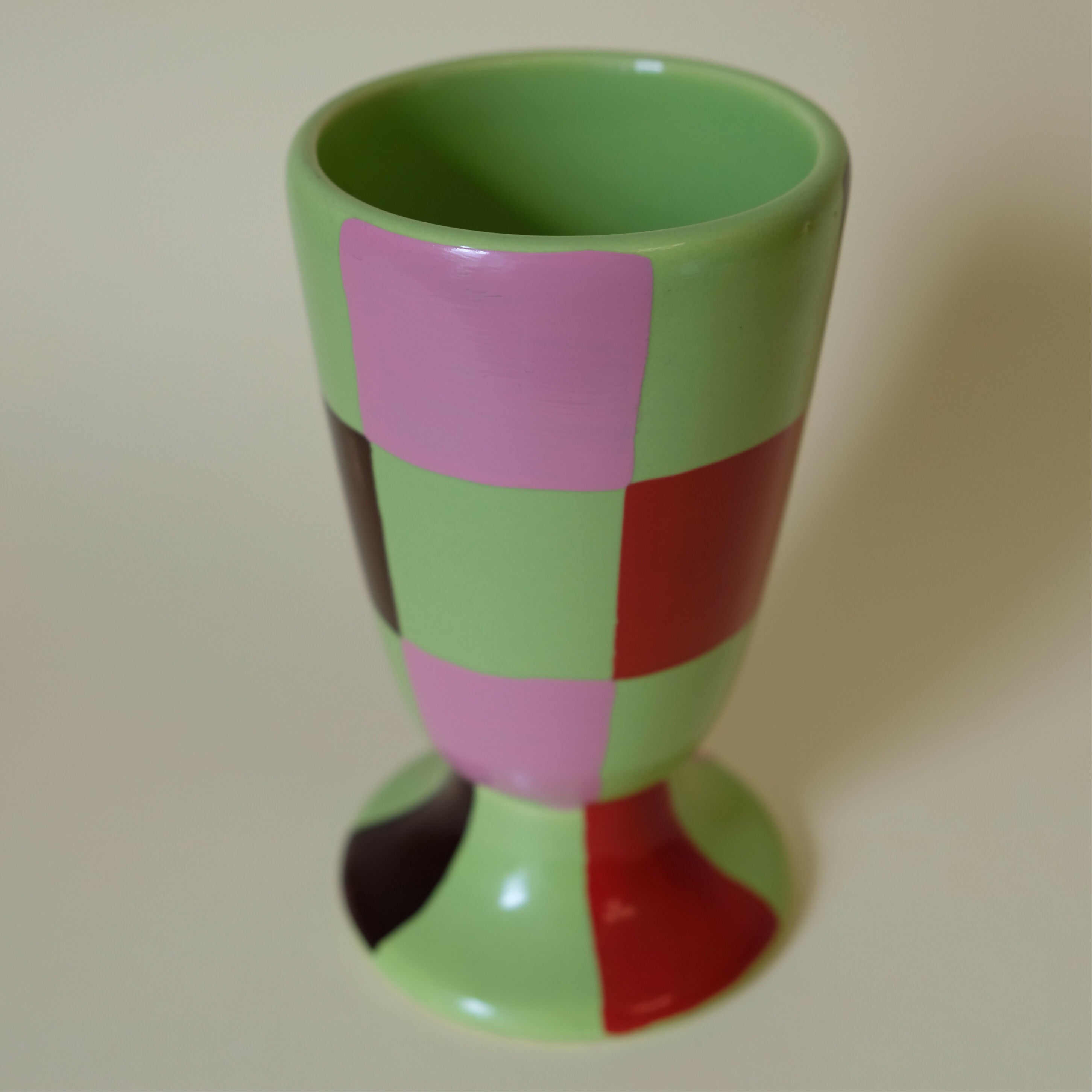 Mazagran à motif damier brun, rose et rouge