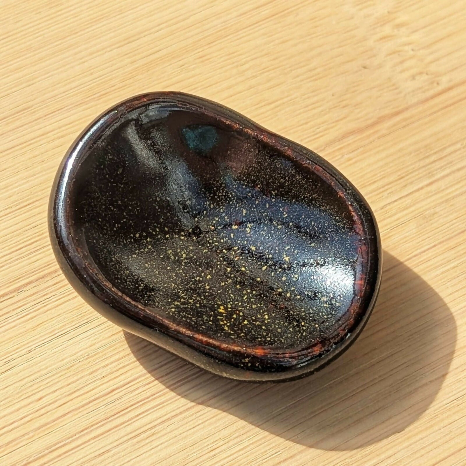 Worry stone (galet anti-stress) en grès émaillé