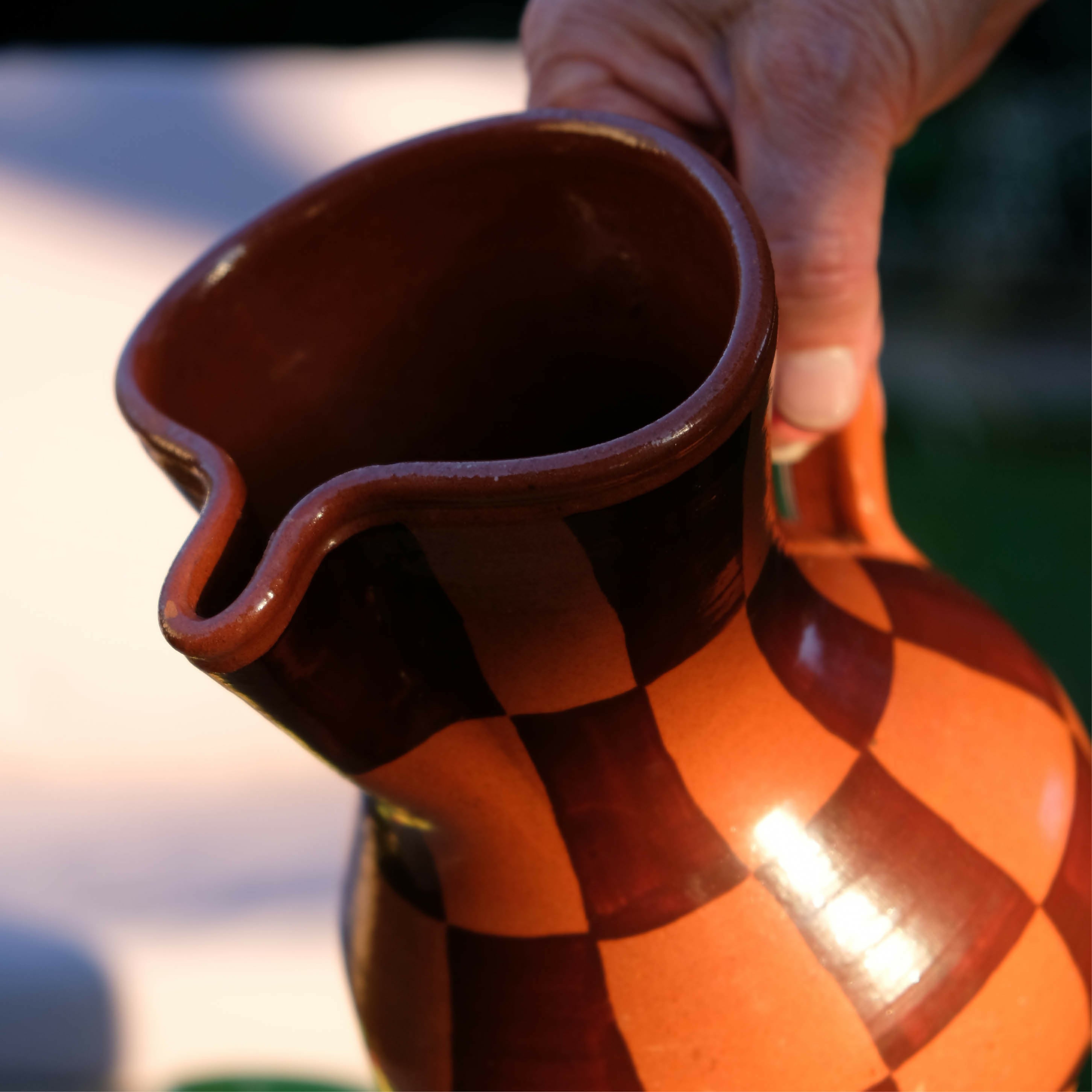 Carafe à motif damier marron