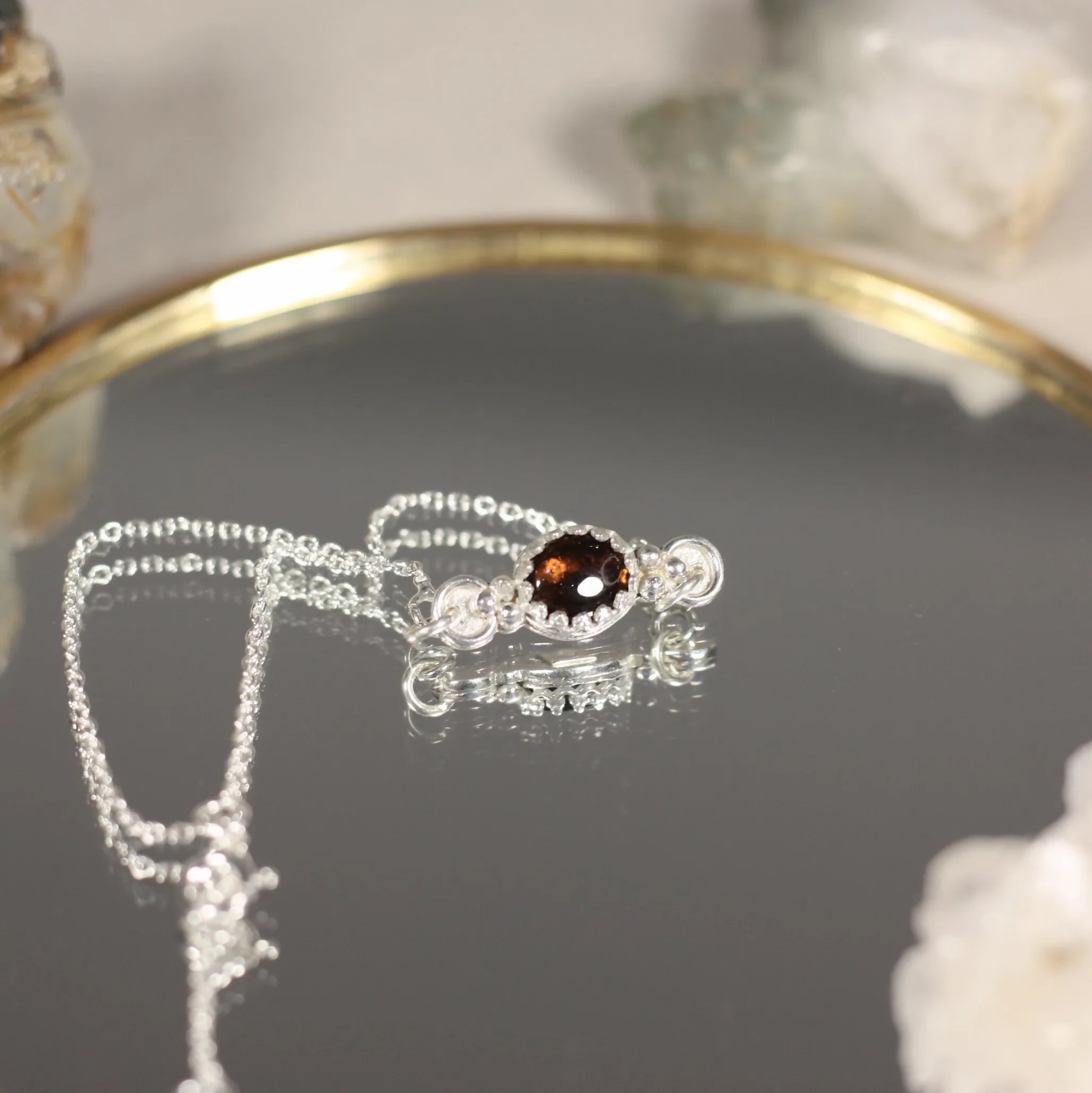 L'Escorte Perlée - Un Bracelet fin en argent accompagnée d'une pierre naturelle entourée de billes en argent.