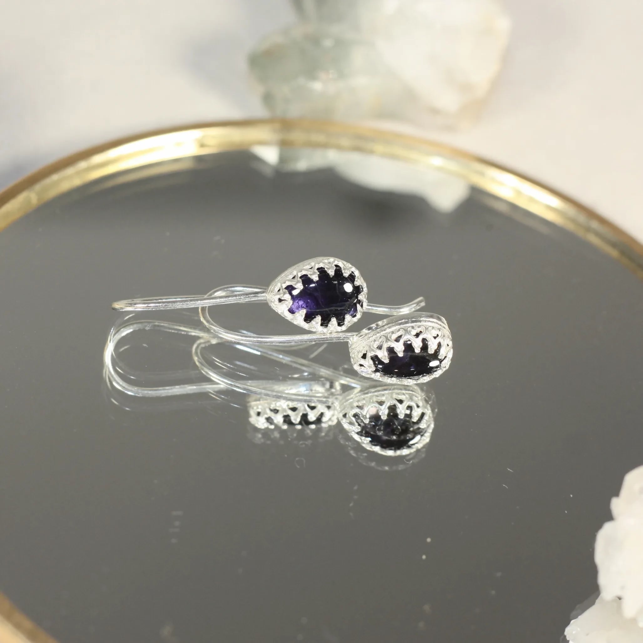Les Singulières - Des boucles d'oreilles en argent serti d'une pierre naturelle en toute simplicité