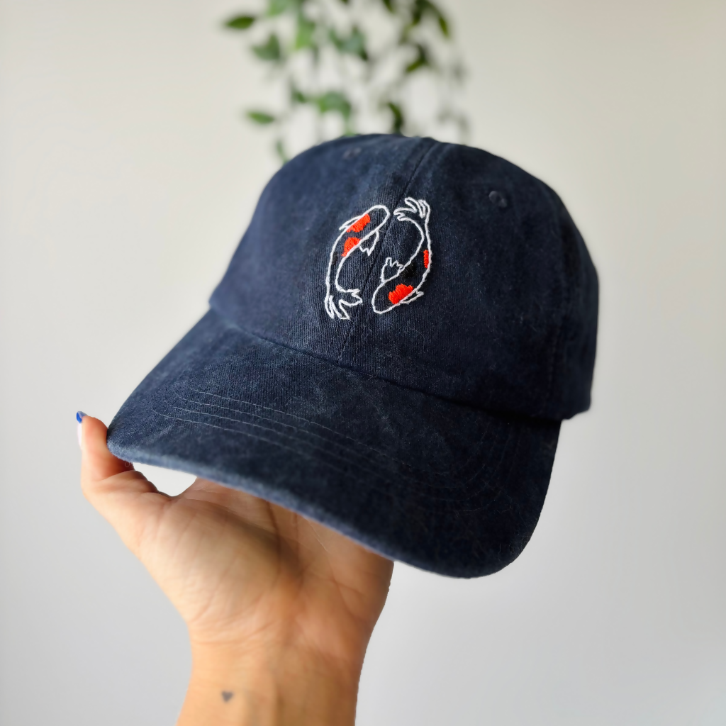 Casquette bleue marine brodée carpes koï