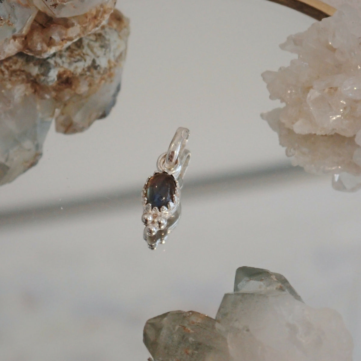 L'Escorte Perlée - Le Pendentif, une pierre fine accompagnée de trois billes en argent - Vendu sans chaîne