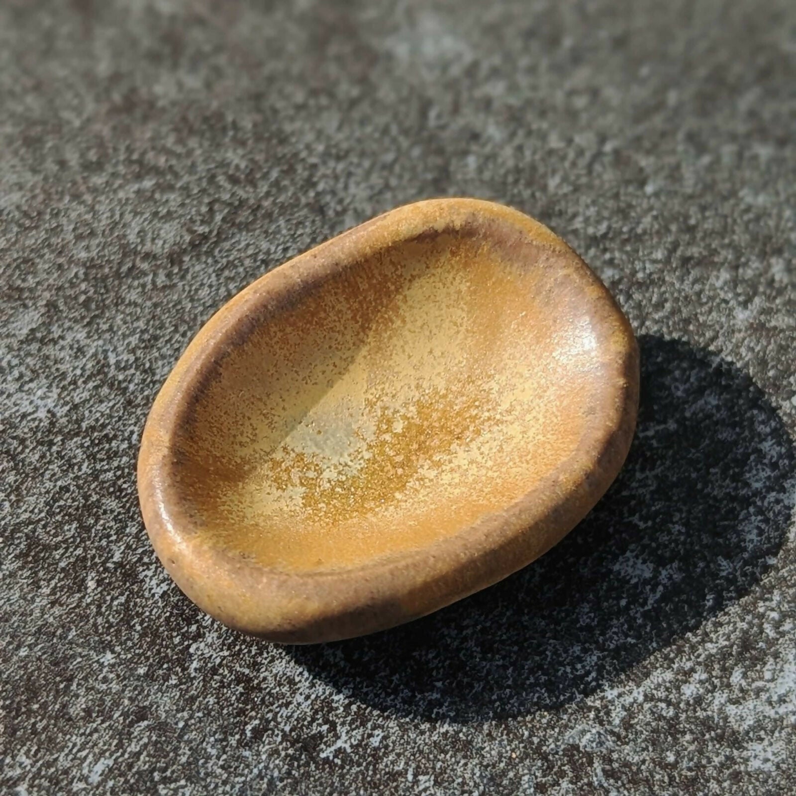 Worry stone (galet anti-stress) en grès émaillé