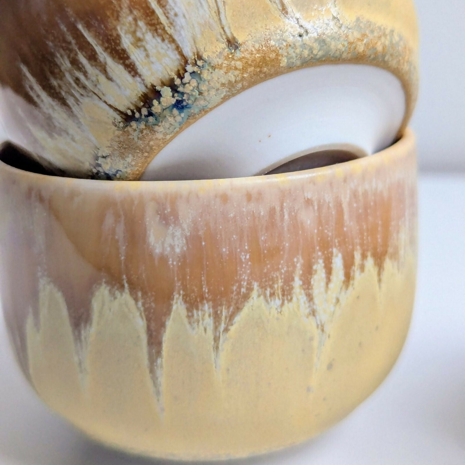 Tasse artisanale en porcelaine, émail jaune mat nuancé par une superposition d'un émail brillant à base de cendres de bois.