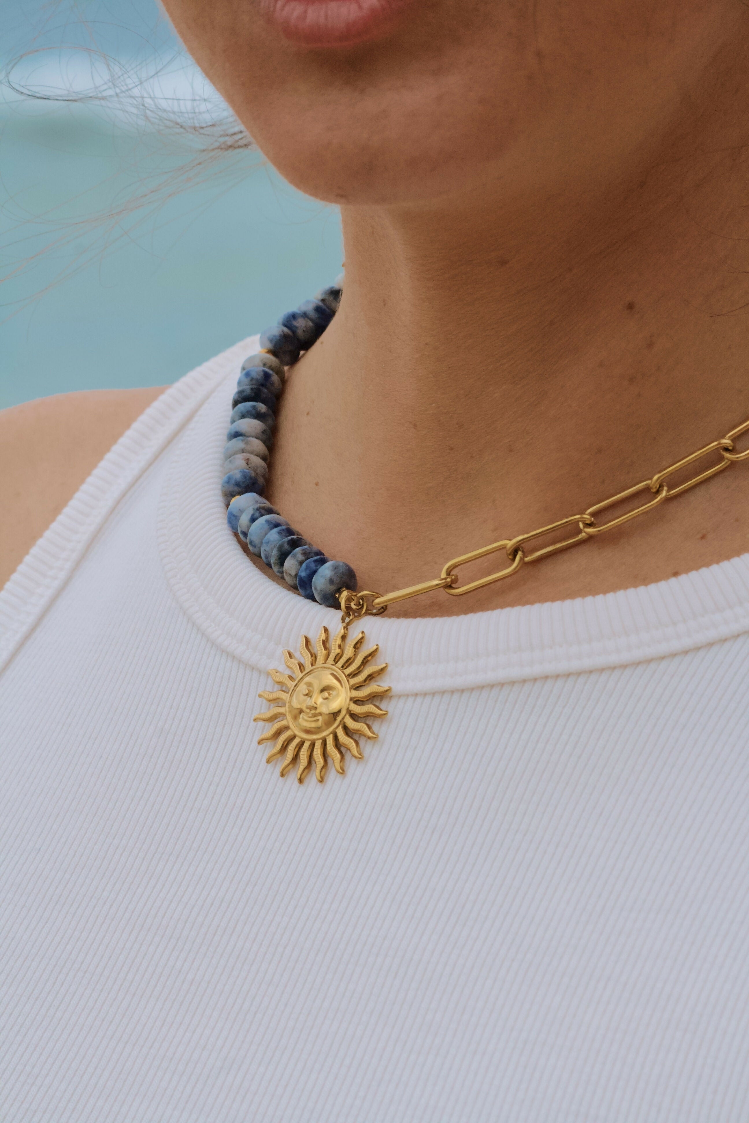 Collier fait main en perles bleues et acier inoxydable avec pendentif soleil