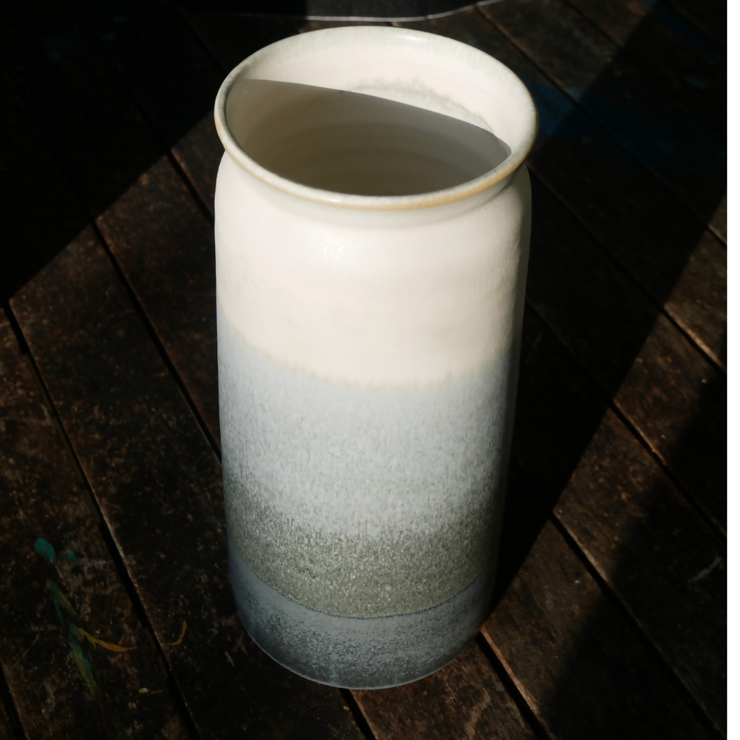 vase en grès blanc, émaillé en dégradé de blanc et gris