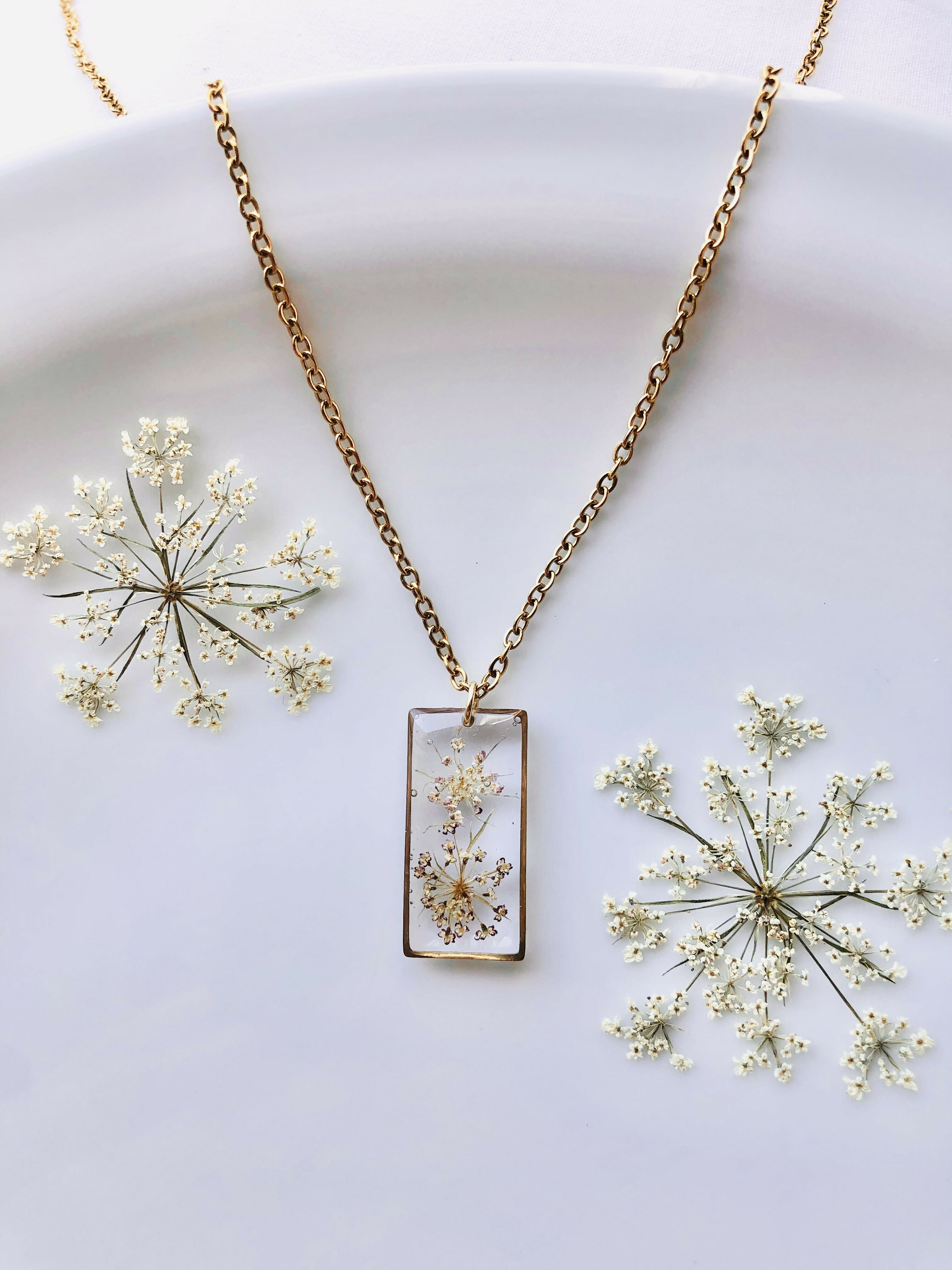 Collier fleur d'ombellifère blanche