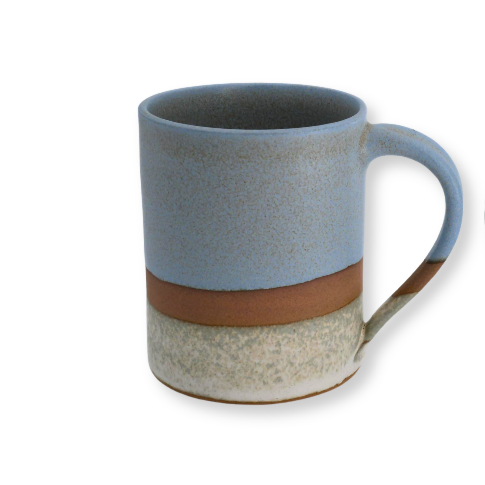 Mug en grès rouge, émaillé bleu sur la partie supérieure et blanc sur la partie inférieure, avec une bande de séparation non émaillée laissant la terre apparente. Présenté debout sur fond clair.