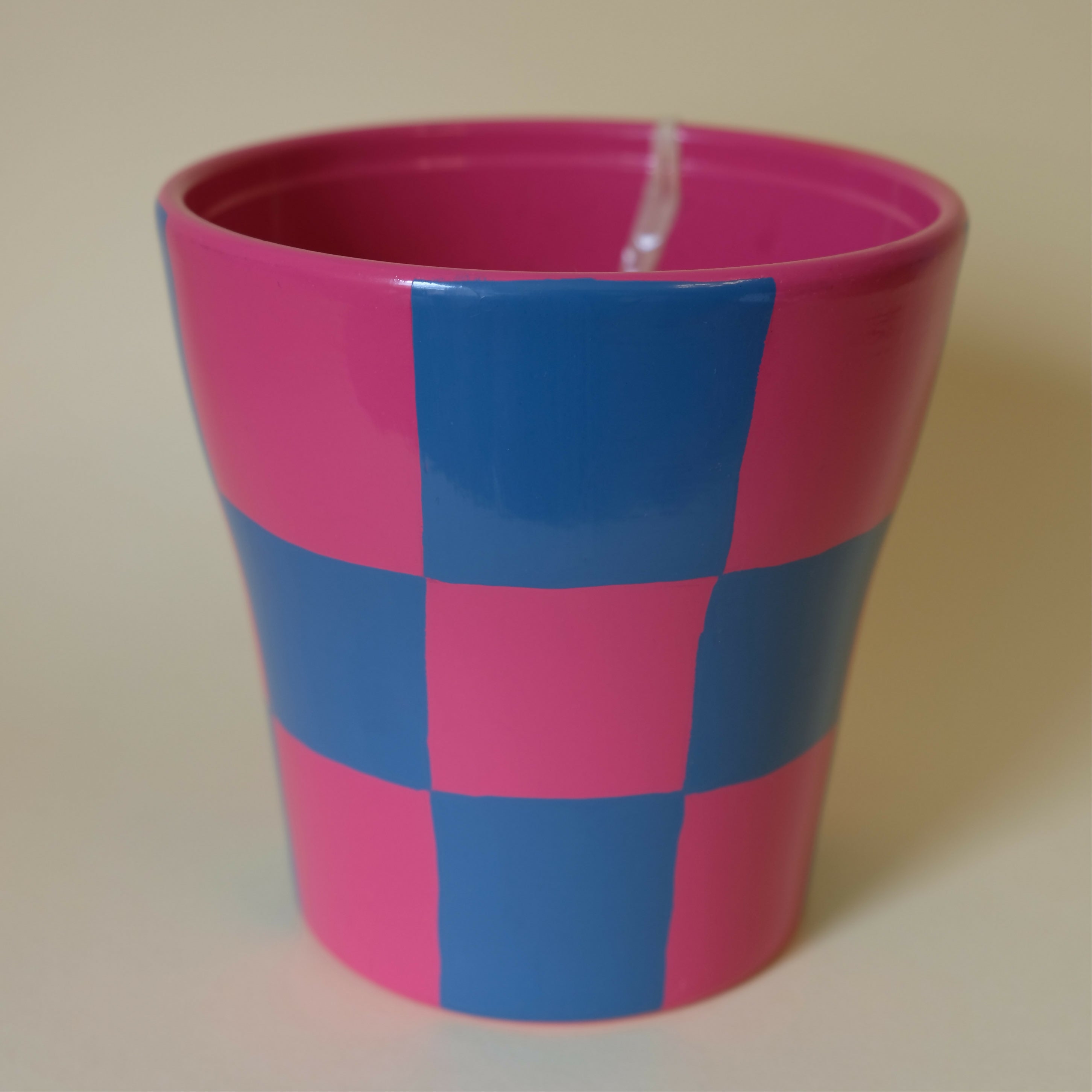 Pot de fleurs/cache à motif damier rose et bleu