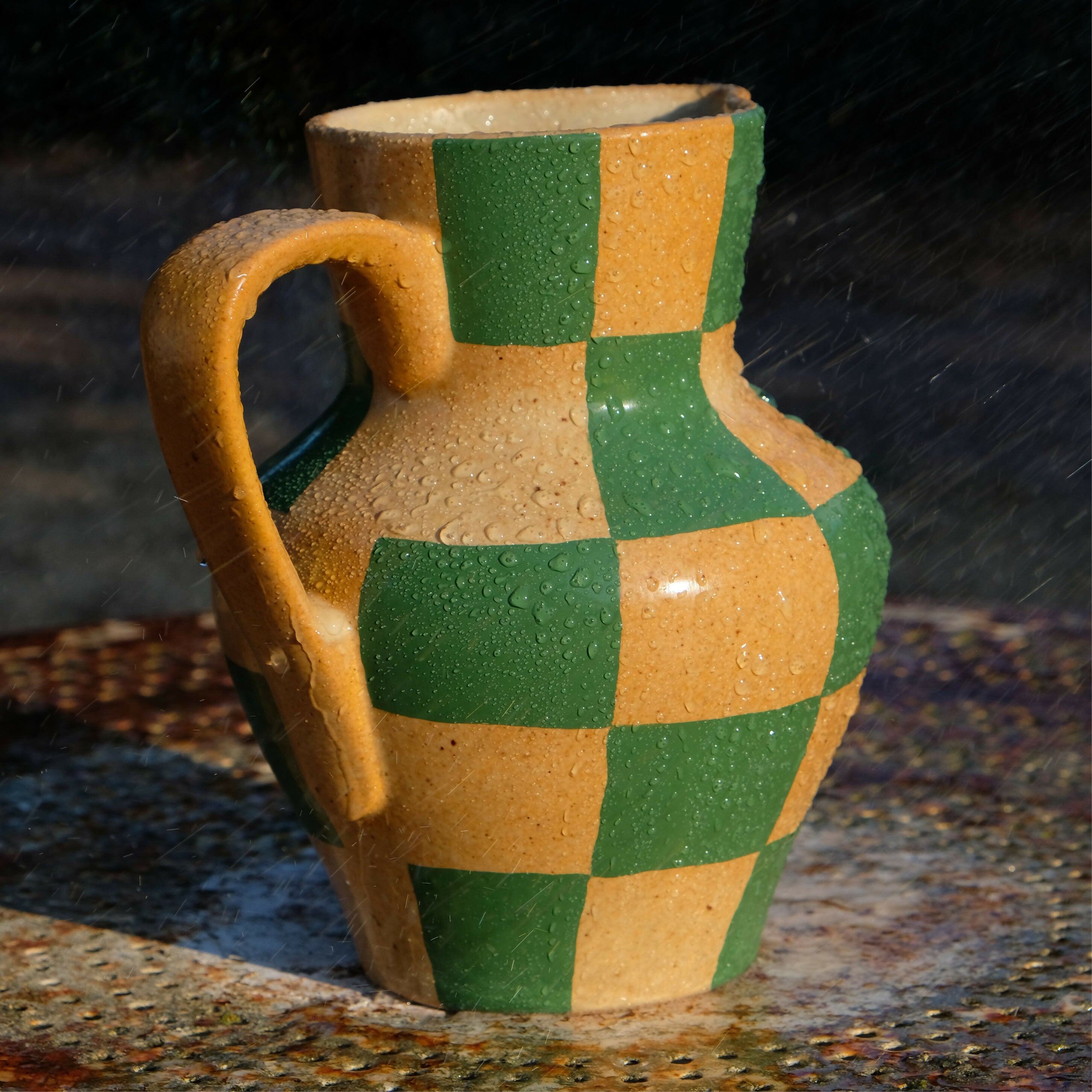 Carafe à motif damier vert
