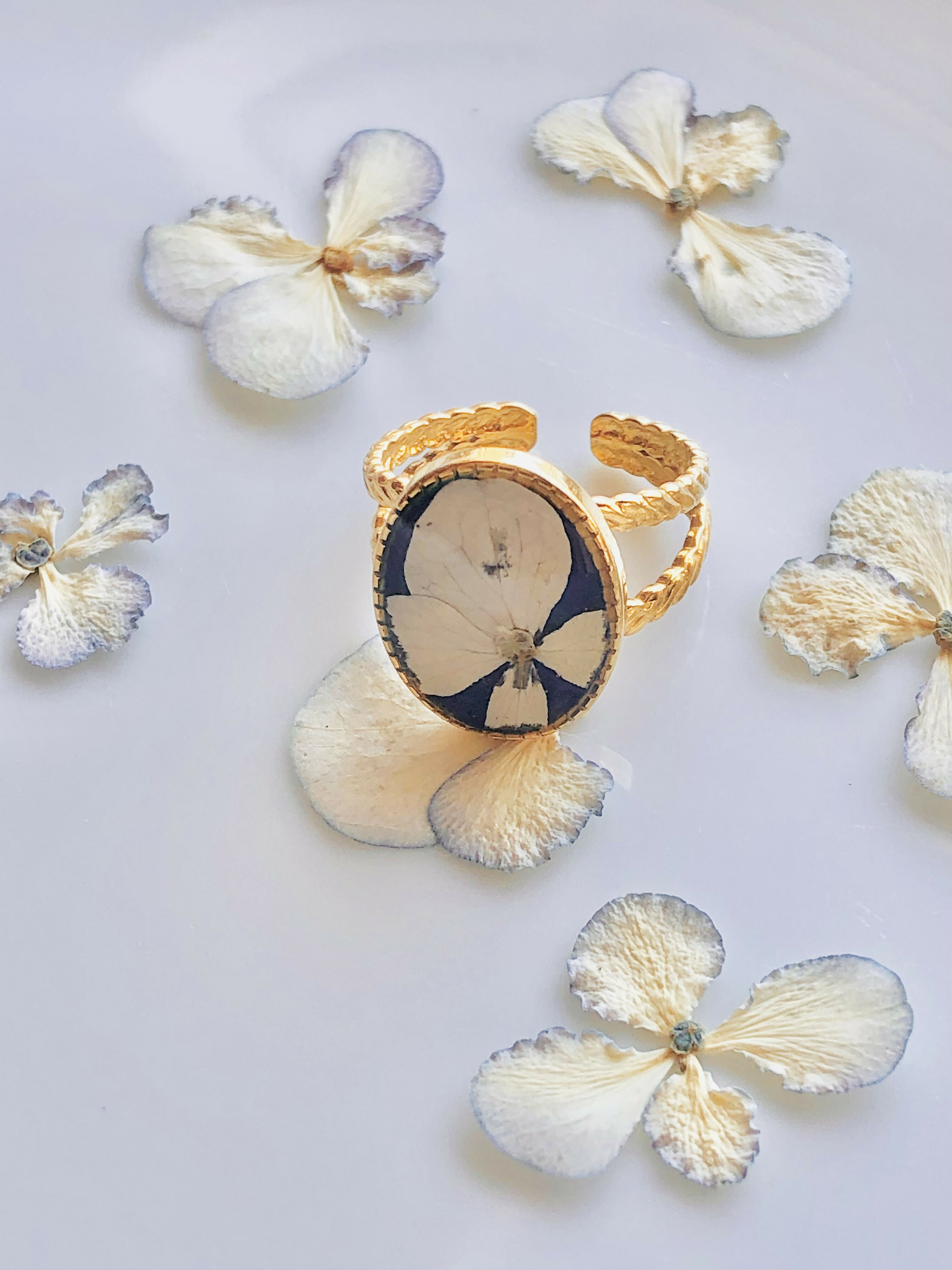 Bague bleu en fleur d'hortensia blanche