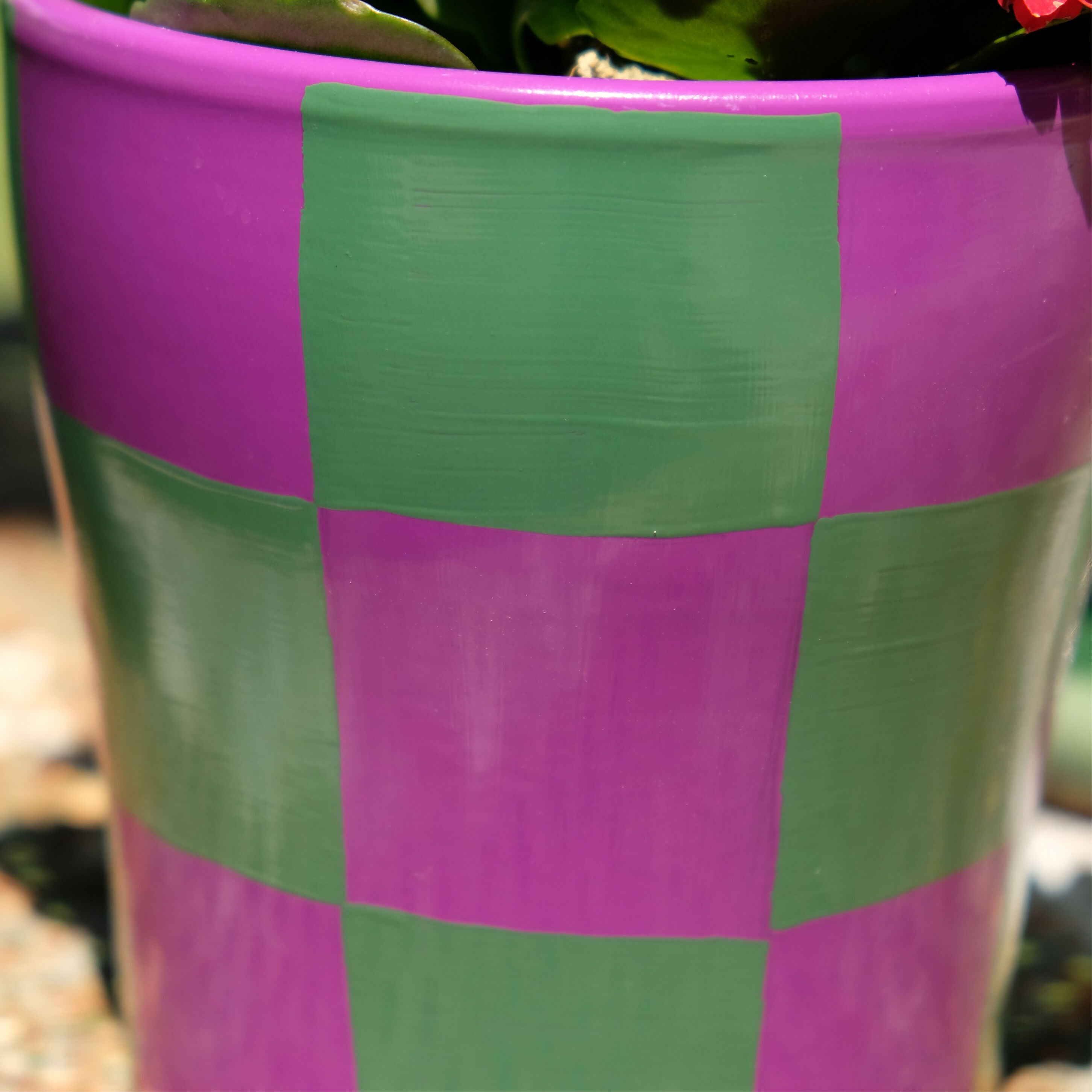 Pot de fleurs/cache pot à motif damier vert et violet