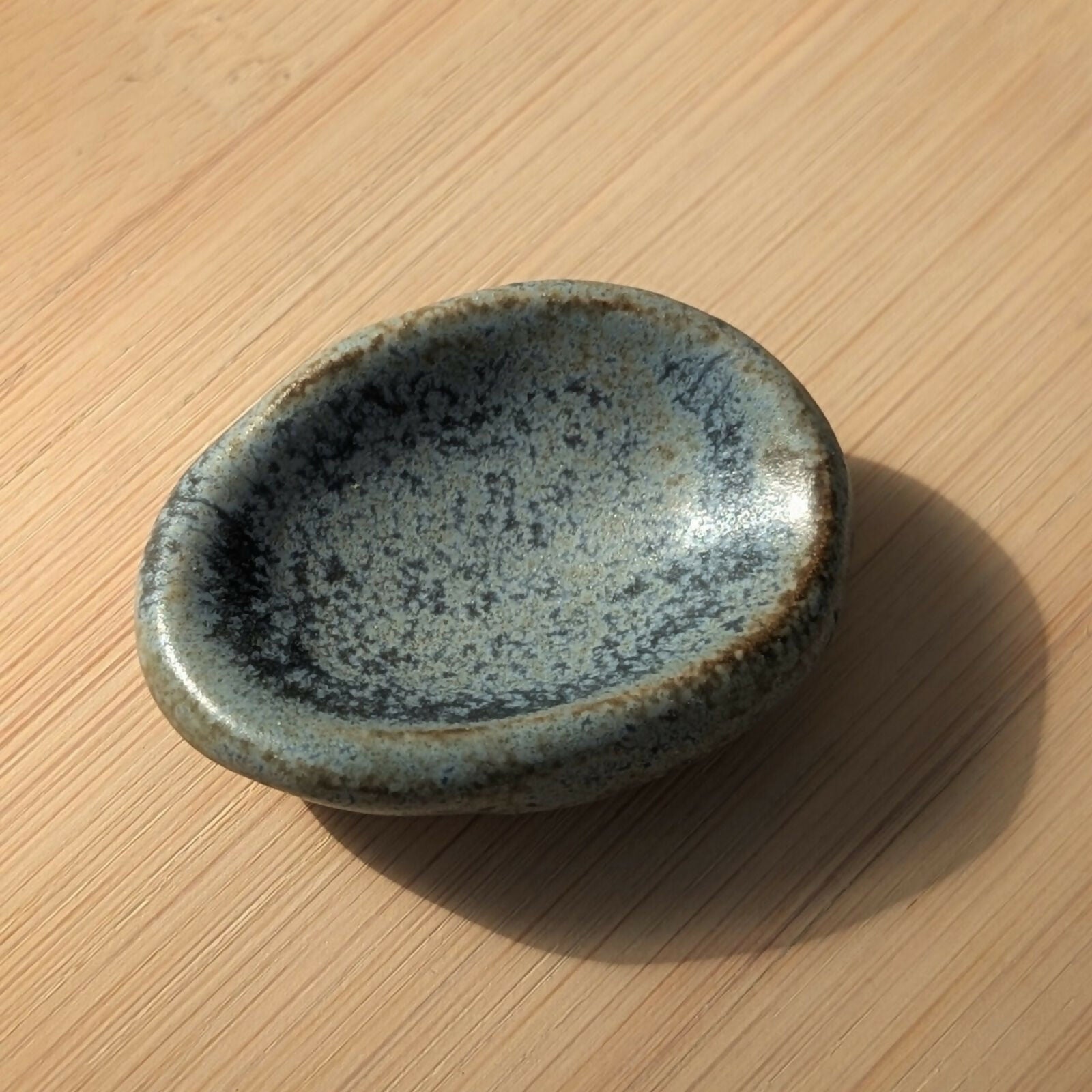 Worry stone (galet anti-stress) en grès émaillé