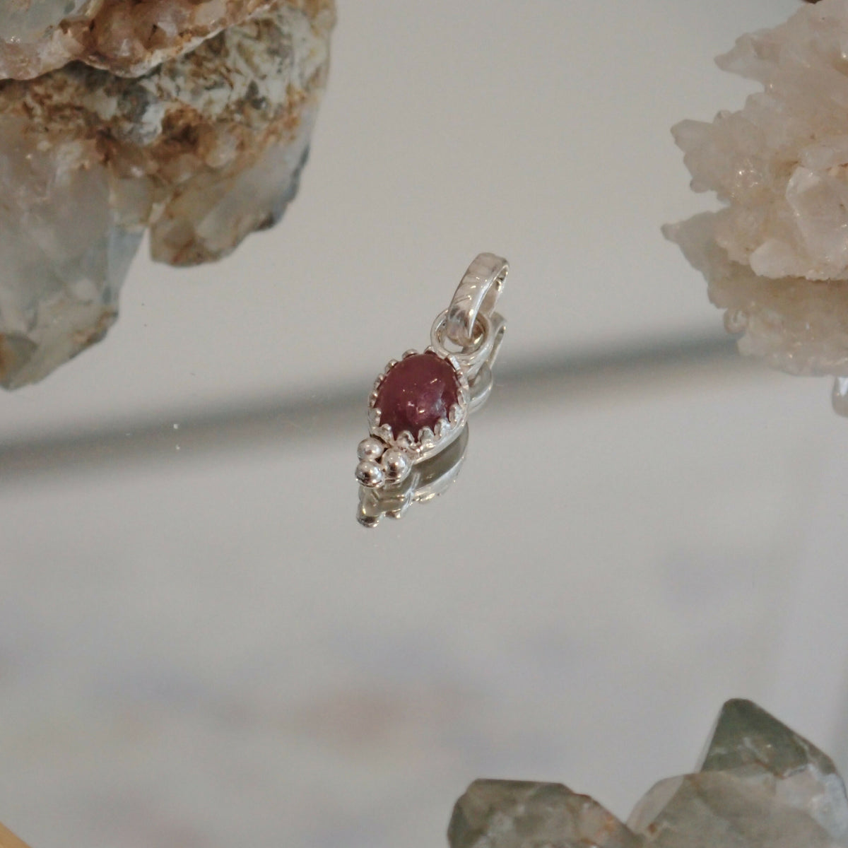 L'Escorte Perlée - Le Pendentif, une pierre fine accompagnée de trois billes en argent - Vendu sans chaîne