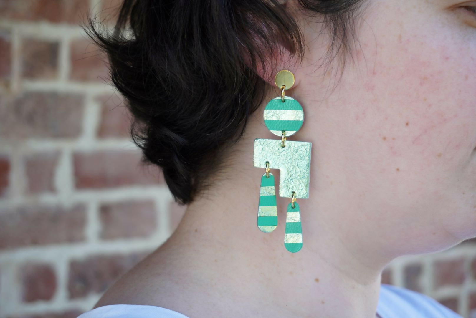 boucle-oreilles-cuir-vert-irisé-ziggy-porte