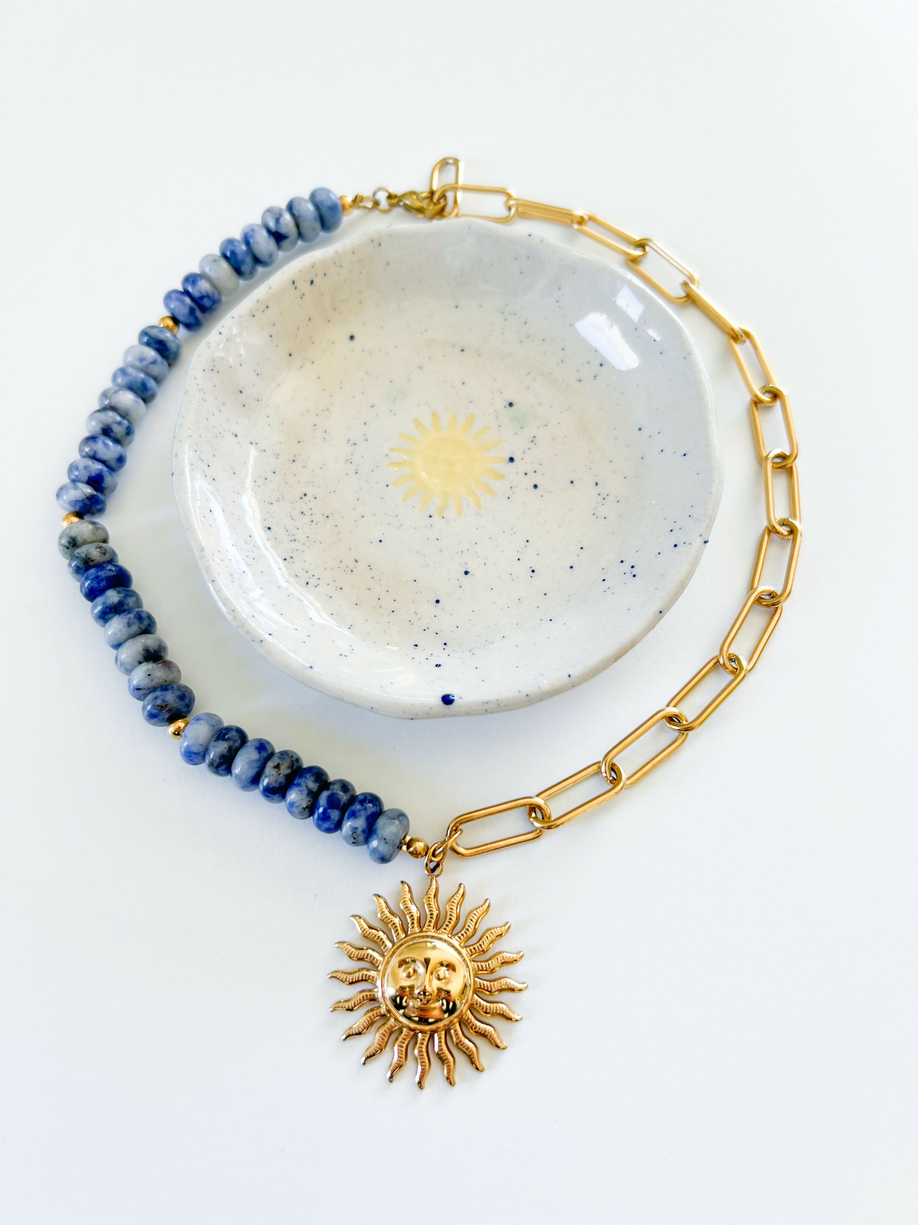 Collier fait main en perles bleues et acier inoxydable avec pendentif soleil