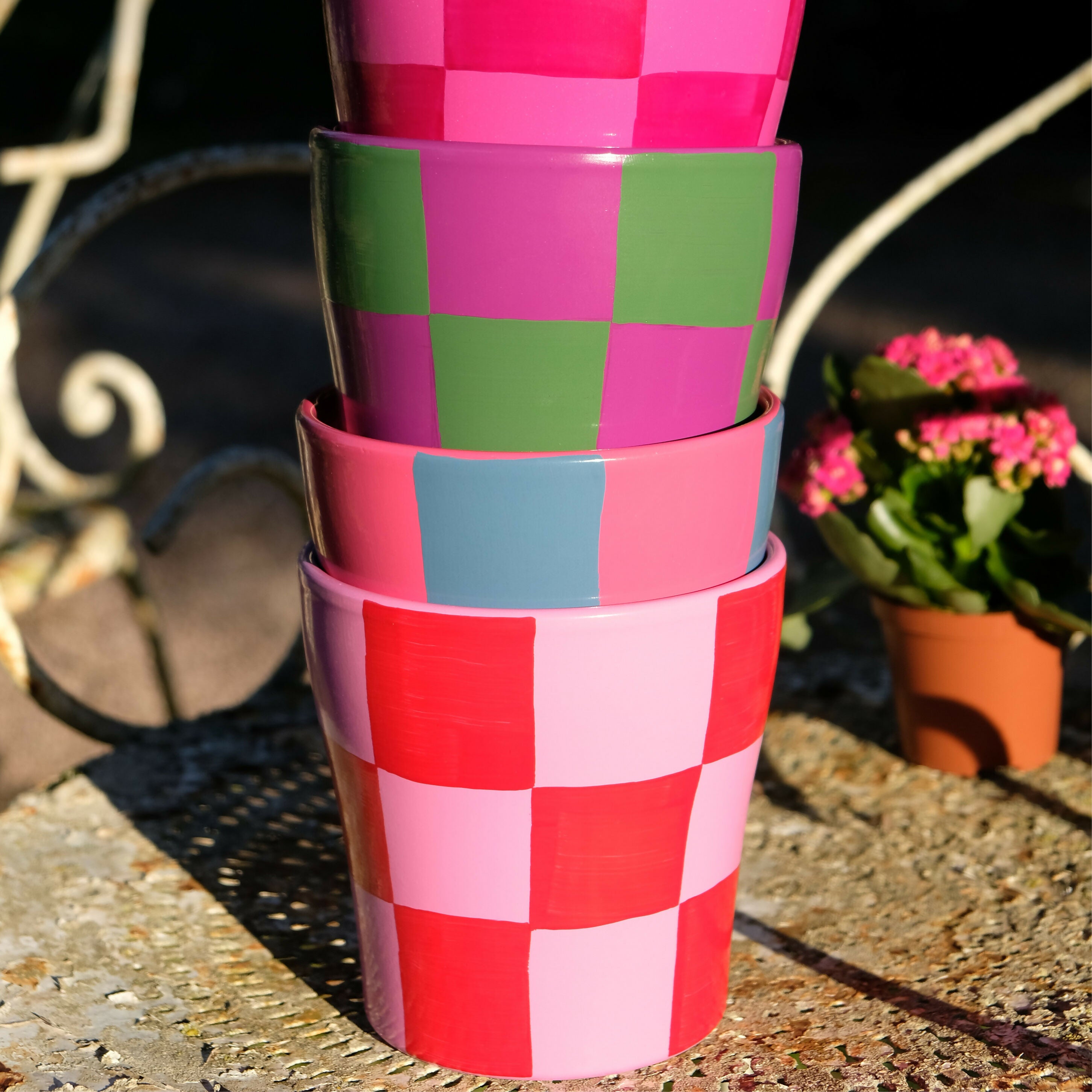 Pot de fleurs/cache pot à motif damier rose et rouge
