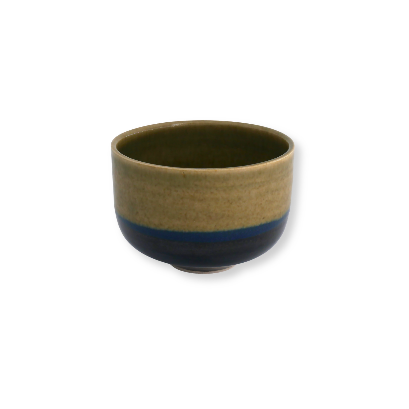 petite tasse en grès blanc, tournée à la main, et émaillé en vert céladon et noir brillant.