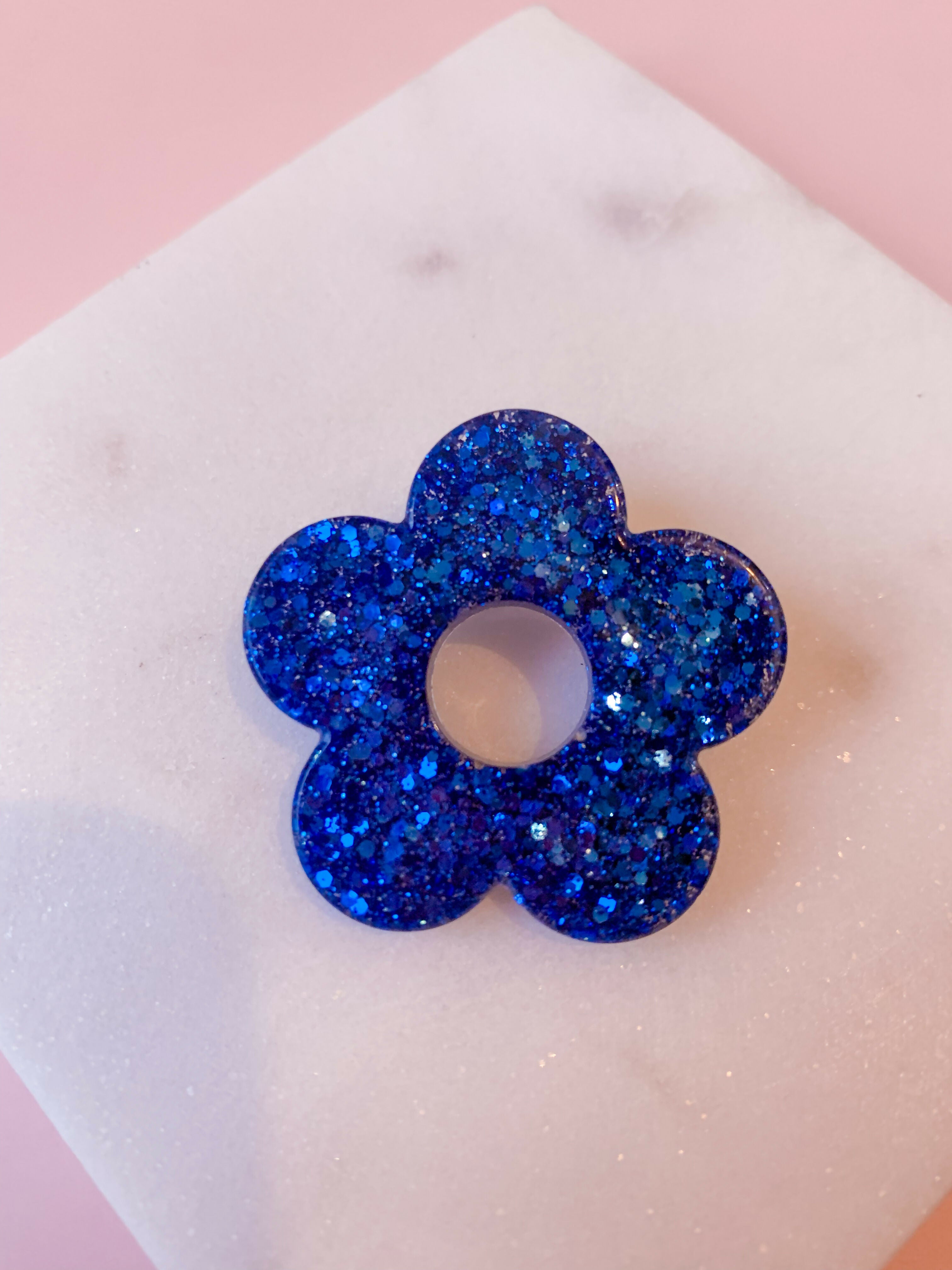 Pin's à paillettes en forme de Fleur - Bleu électrique