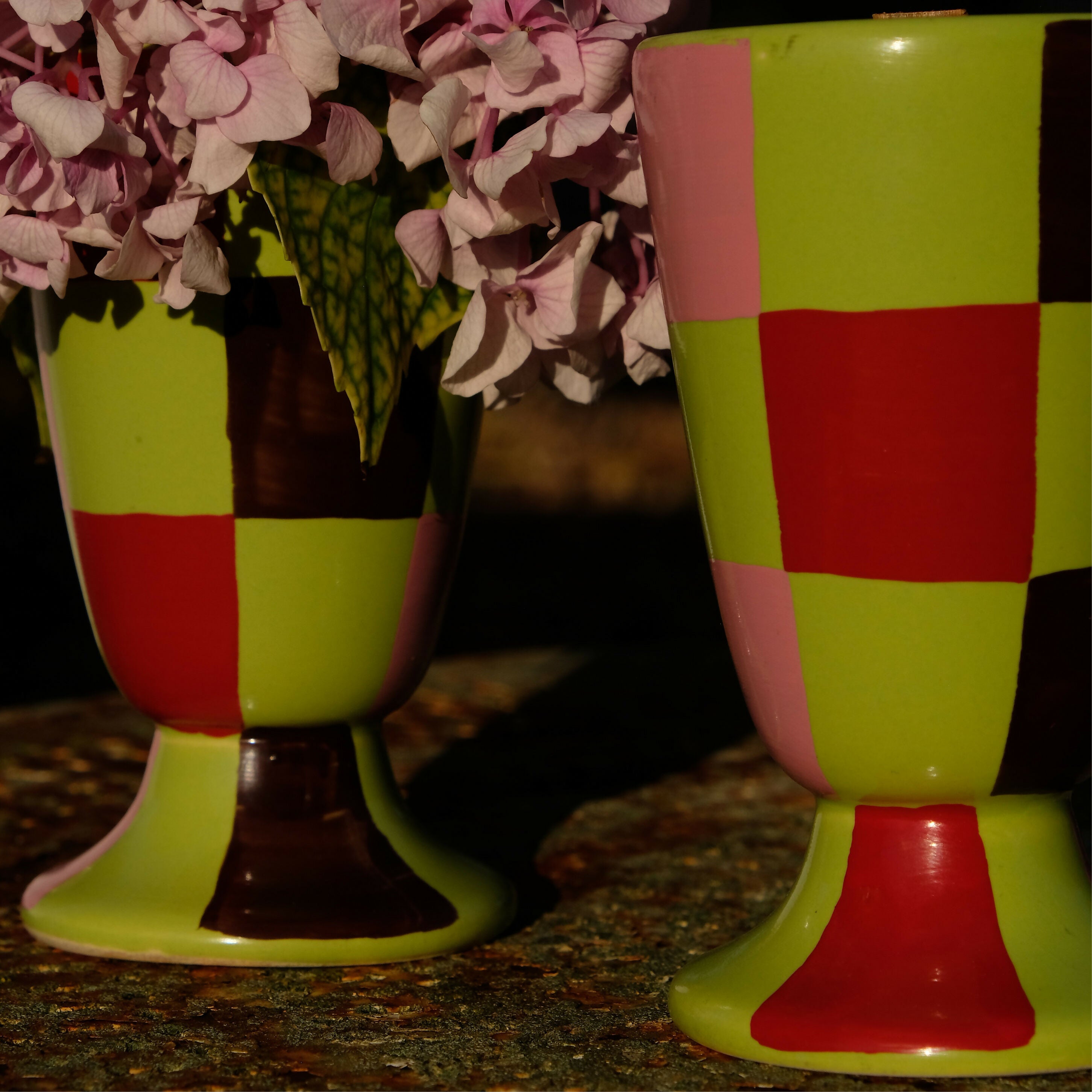 Mazagran à motif damier brun, rose et rouge