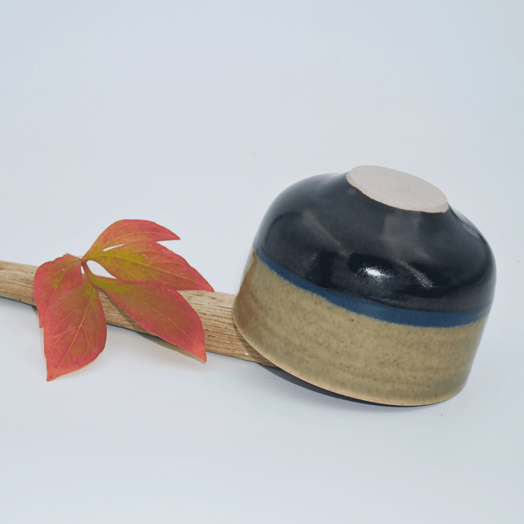 petite tasse en grès blanc, tournée à la main, et émaillé en vert céladon et noir brillant.