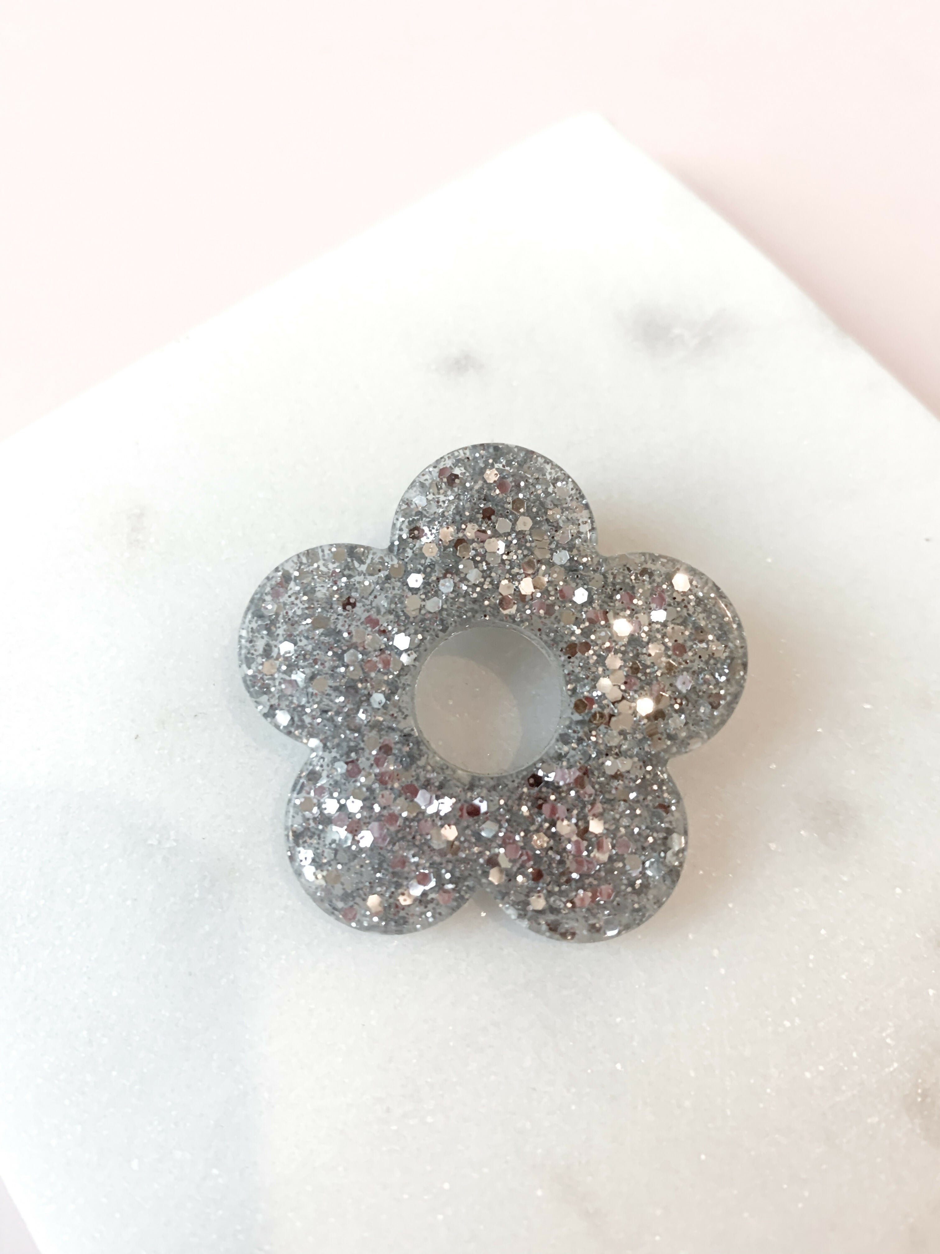 Pin's à paillettes en forme de Fleur - Argent