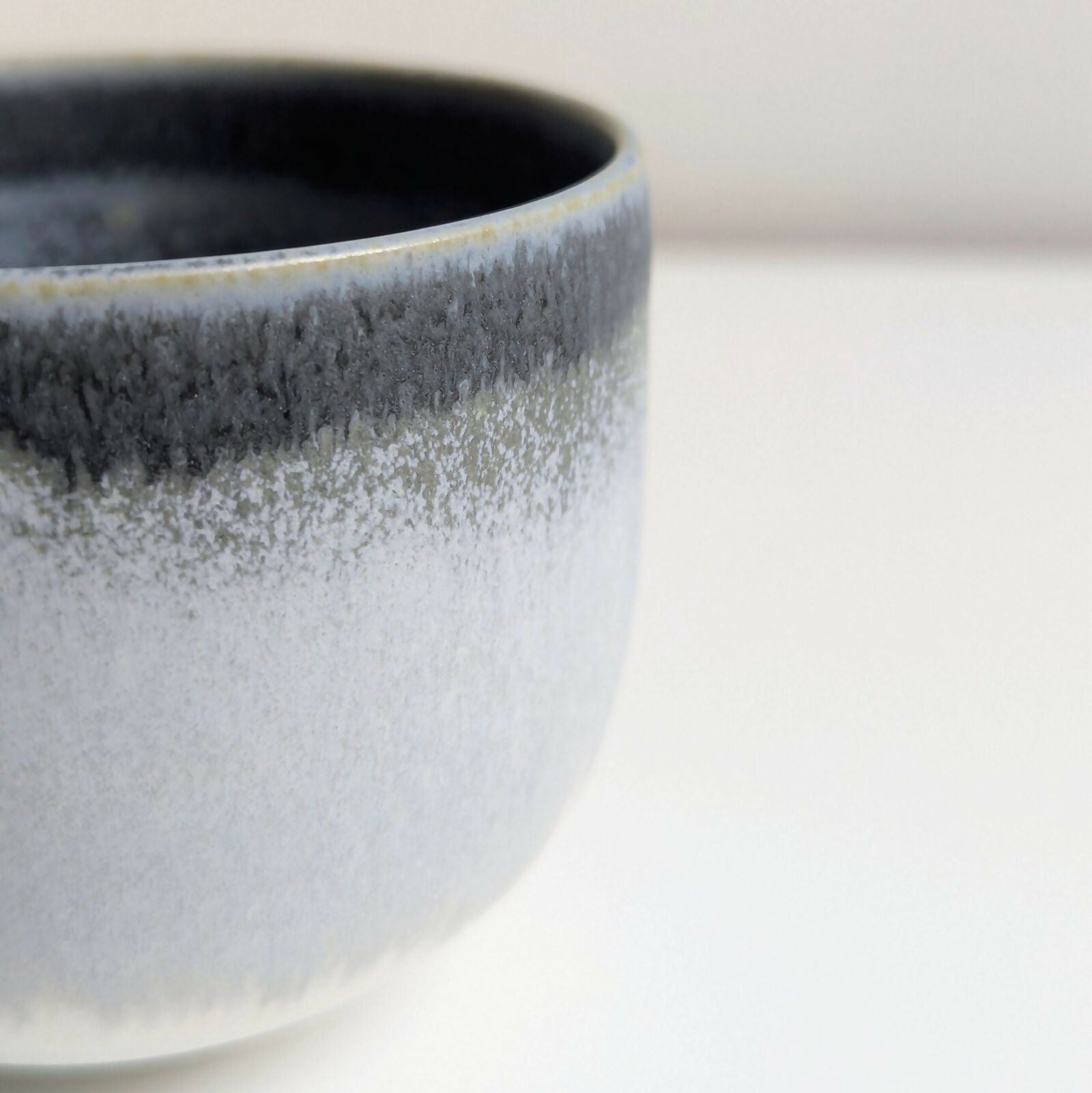 Tasse artisanale en porcelaine, dégradé d'émaux gris et blanc mats/satinés.