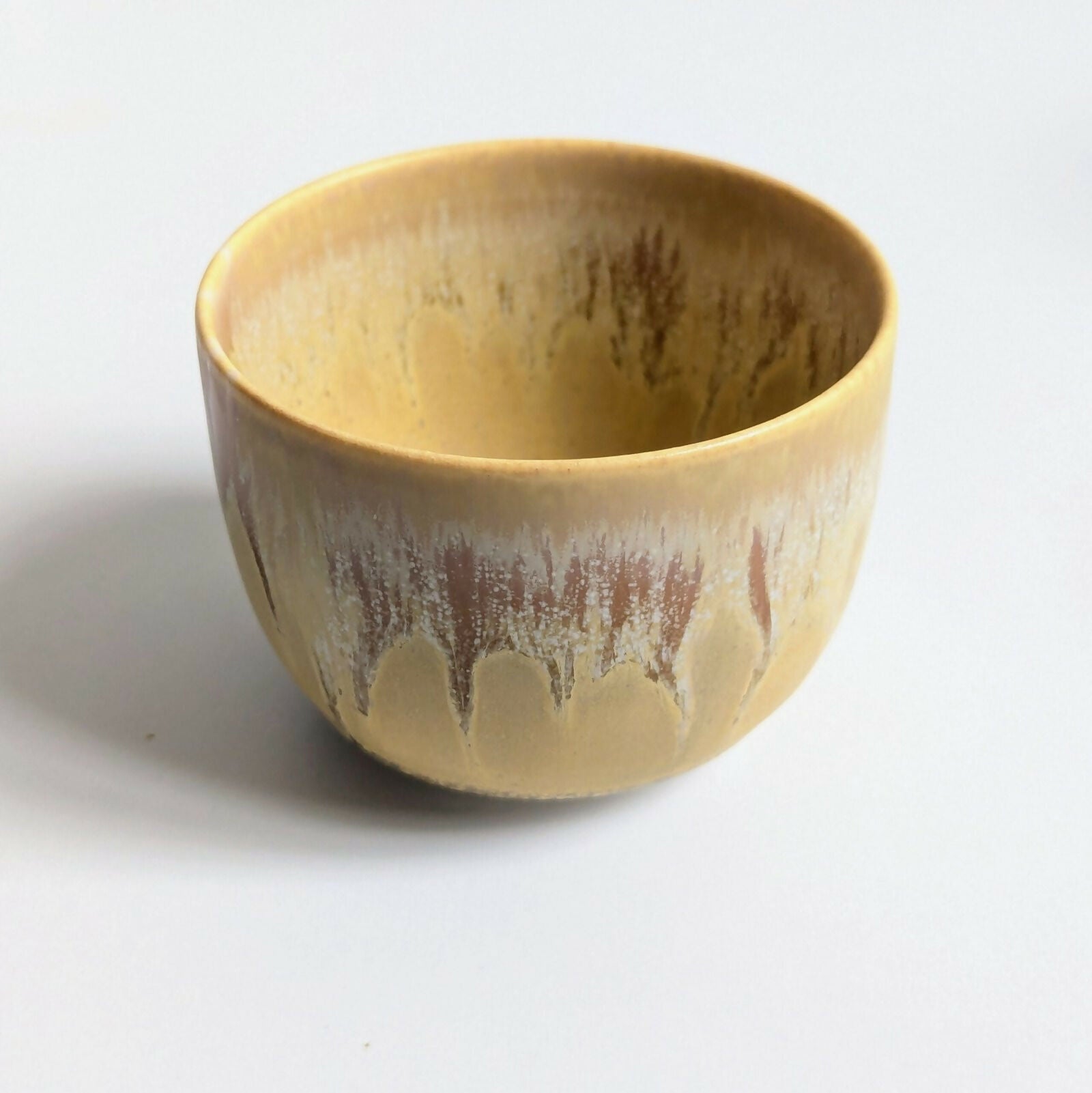 Tasse artisanale en porcelaine, émail jaune mat nuancé par une superposition d'un émail brillant à base de cendres de bois.