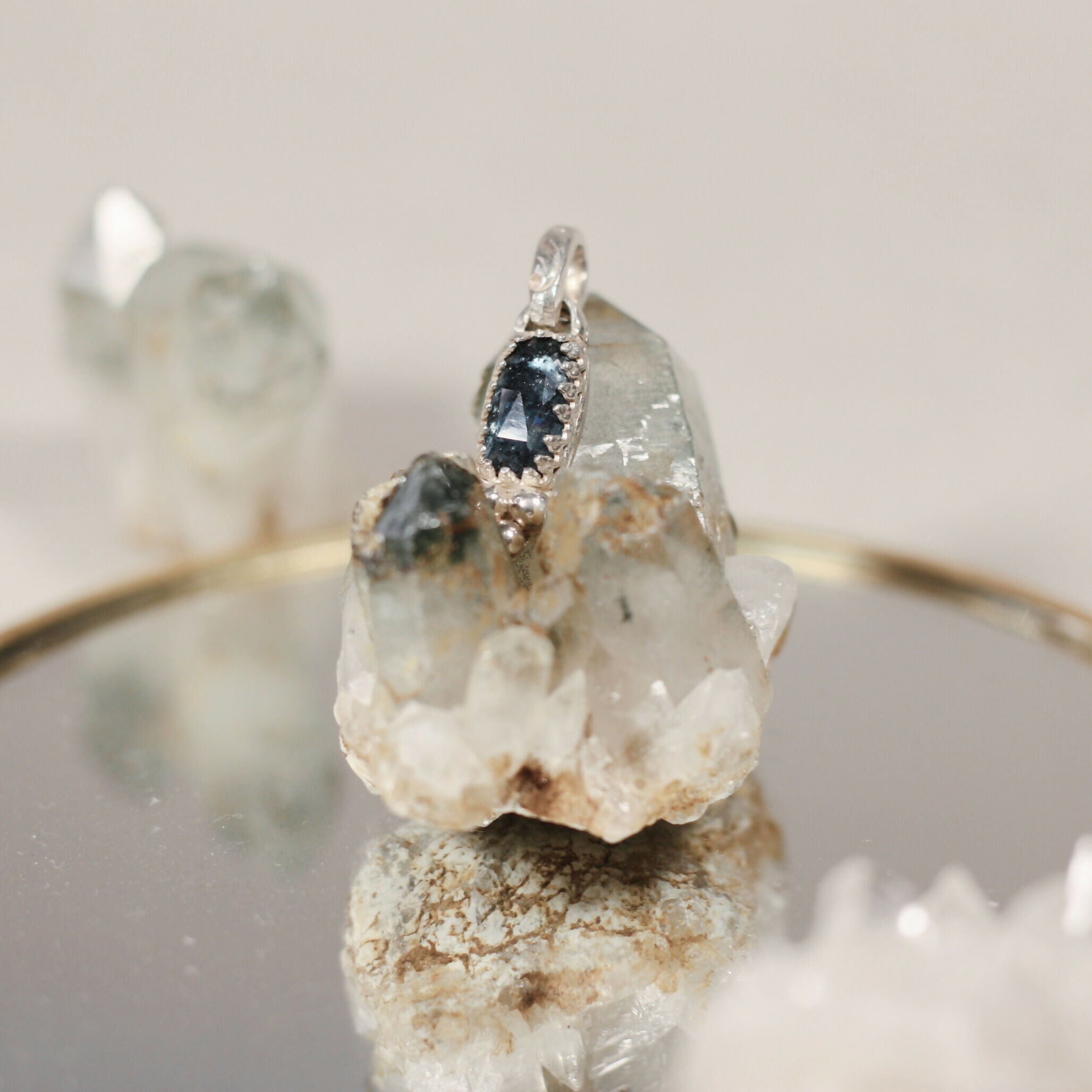 L'Escorte Perlée - Le Pendentif, une pierre fine accompagnée de trois billes en argent