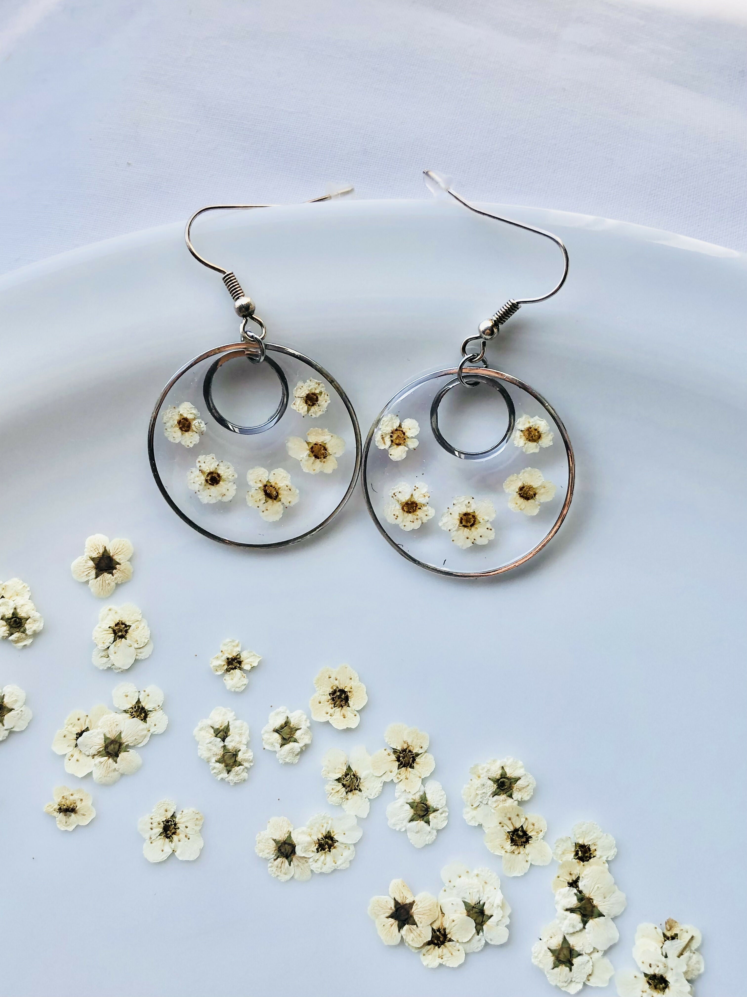 Boucles d'oreilles anneaux en fleur de spirée blanche