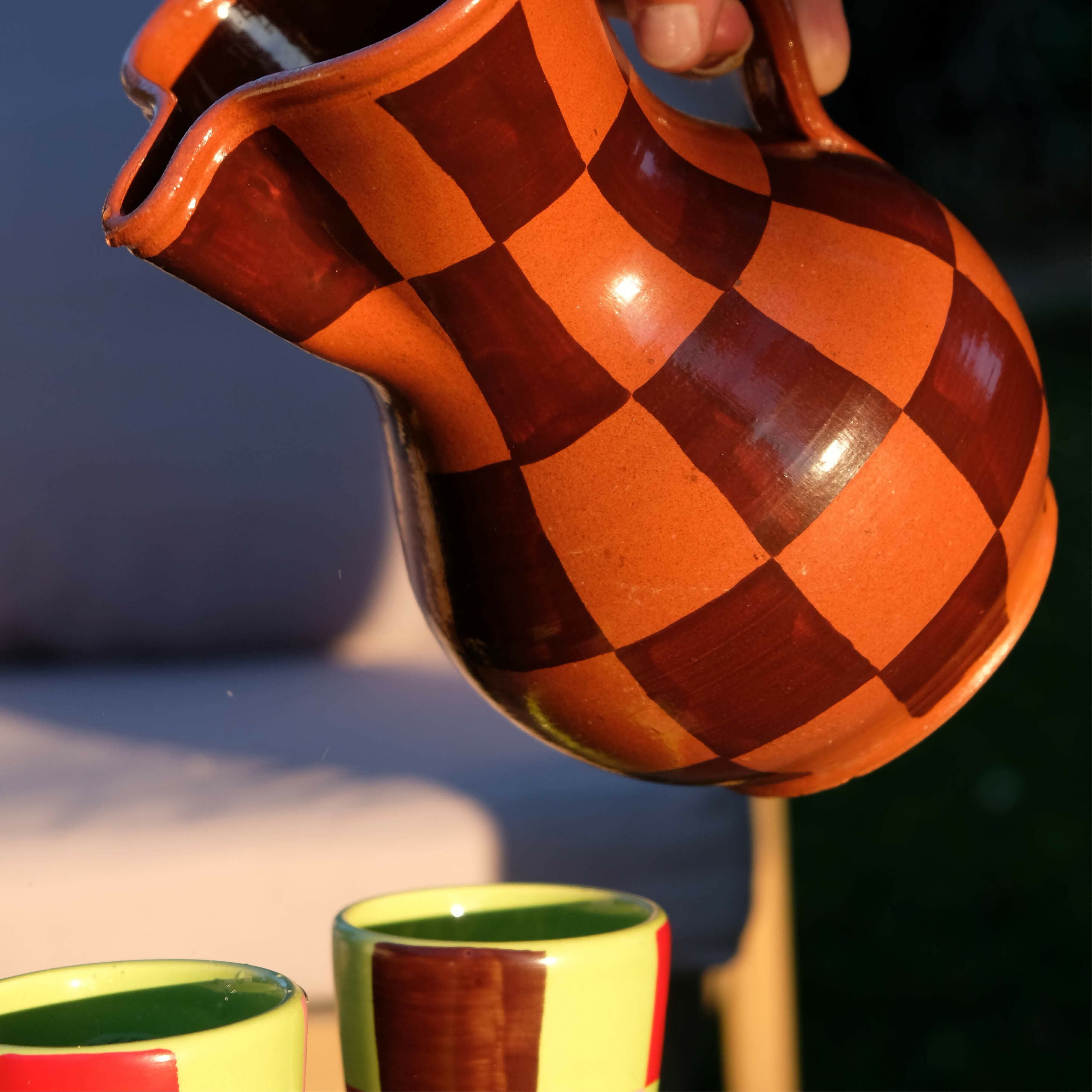 Carafe à motif damier marron