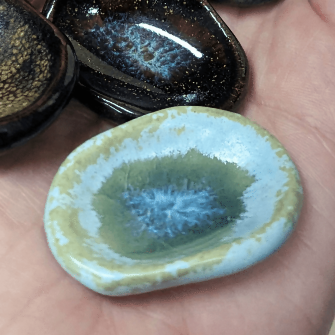 Worry stone (galet anti-stress) en grès émaillé