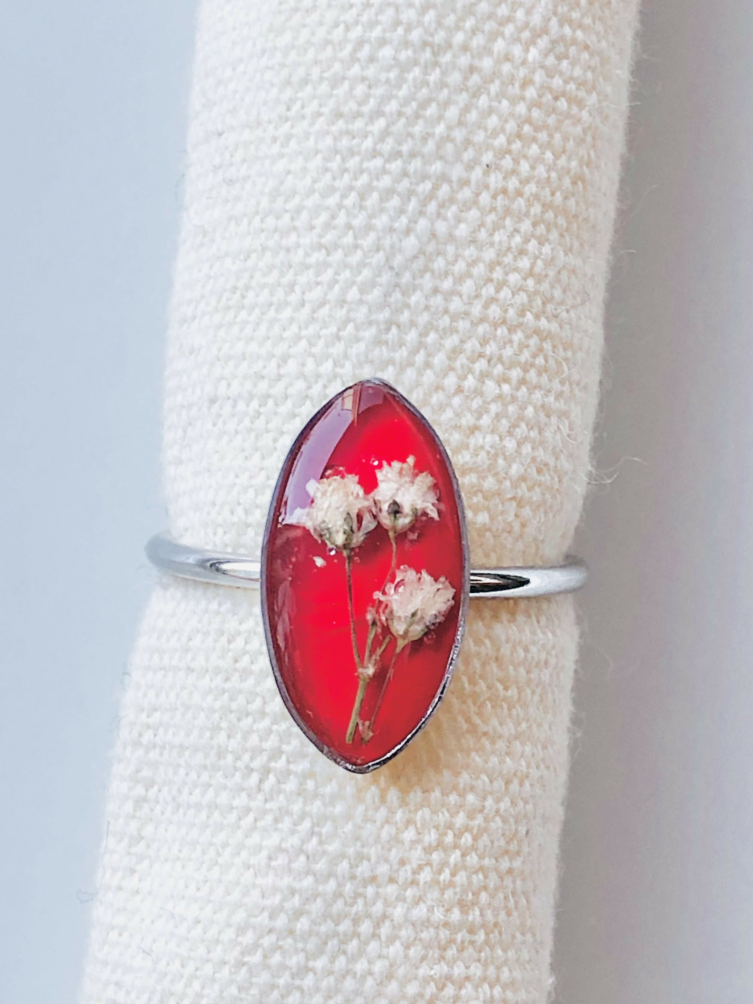 Bague rouge en fleur du bonheur blanche