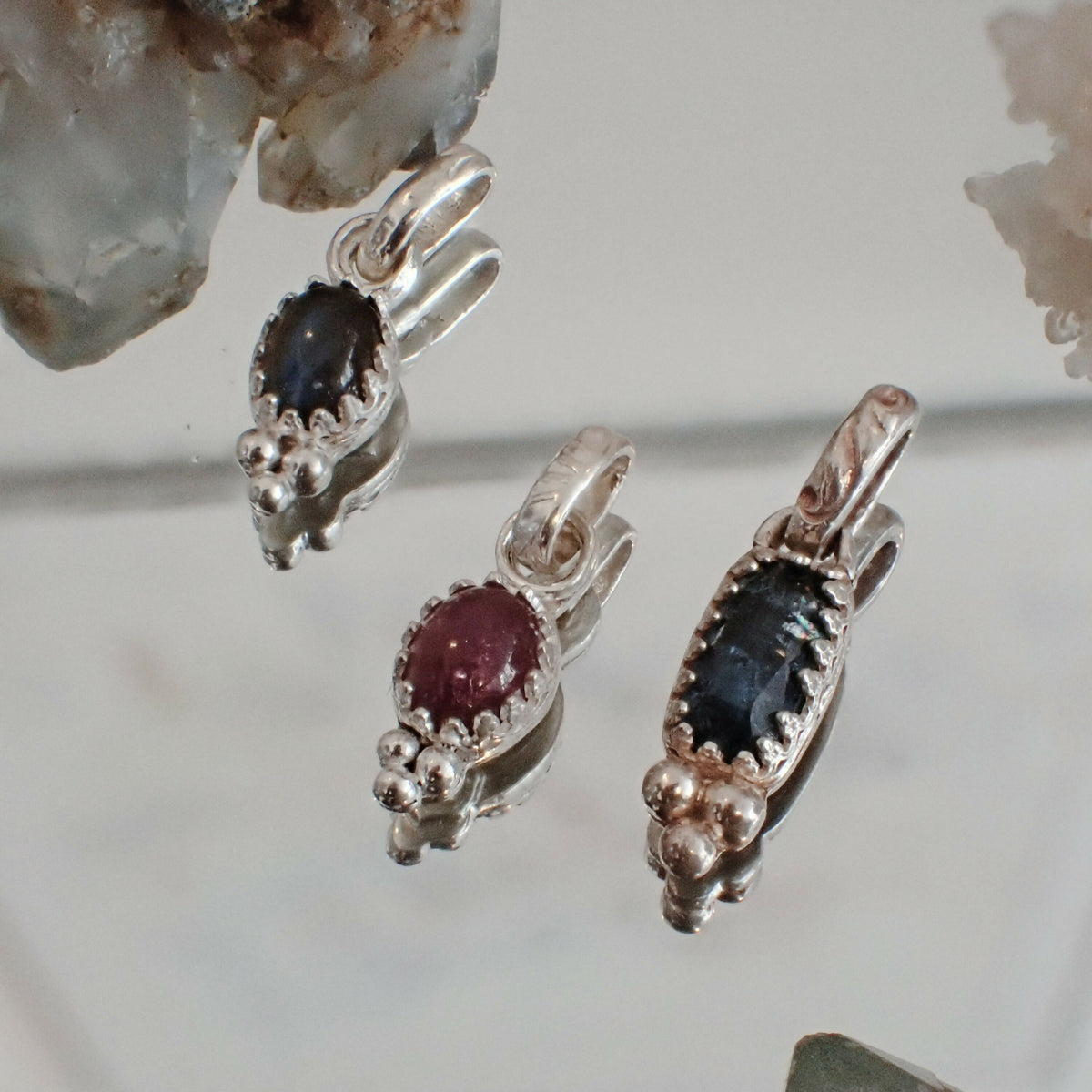 L'Escorte Perlée - Le Pendentif, une pierre fine accompagnée de trois billes en argent - Vendu sans chaîne