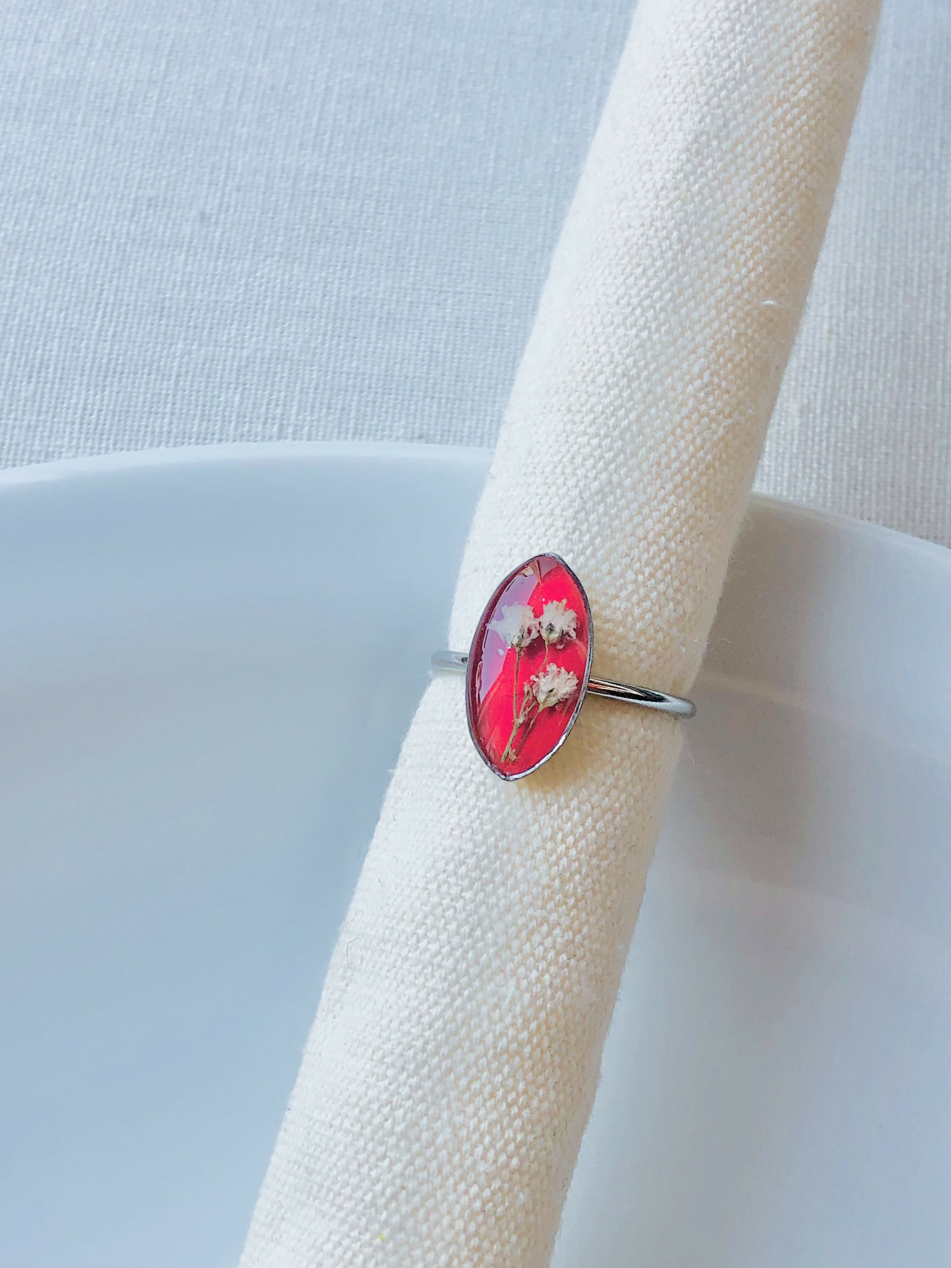 Bague rouge en fleur du bonheur blanche