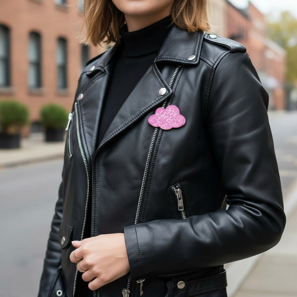 Broche Astrovibe – cuir & poésie céleste