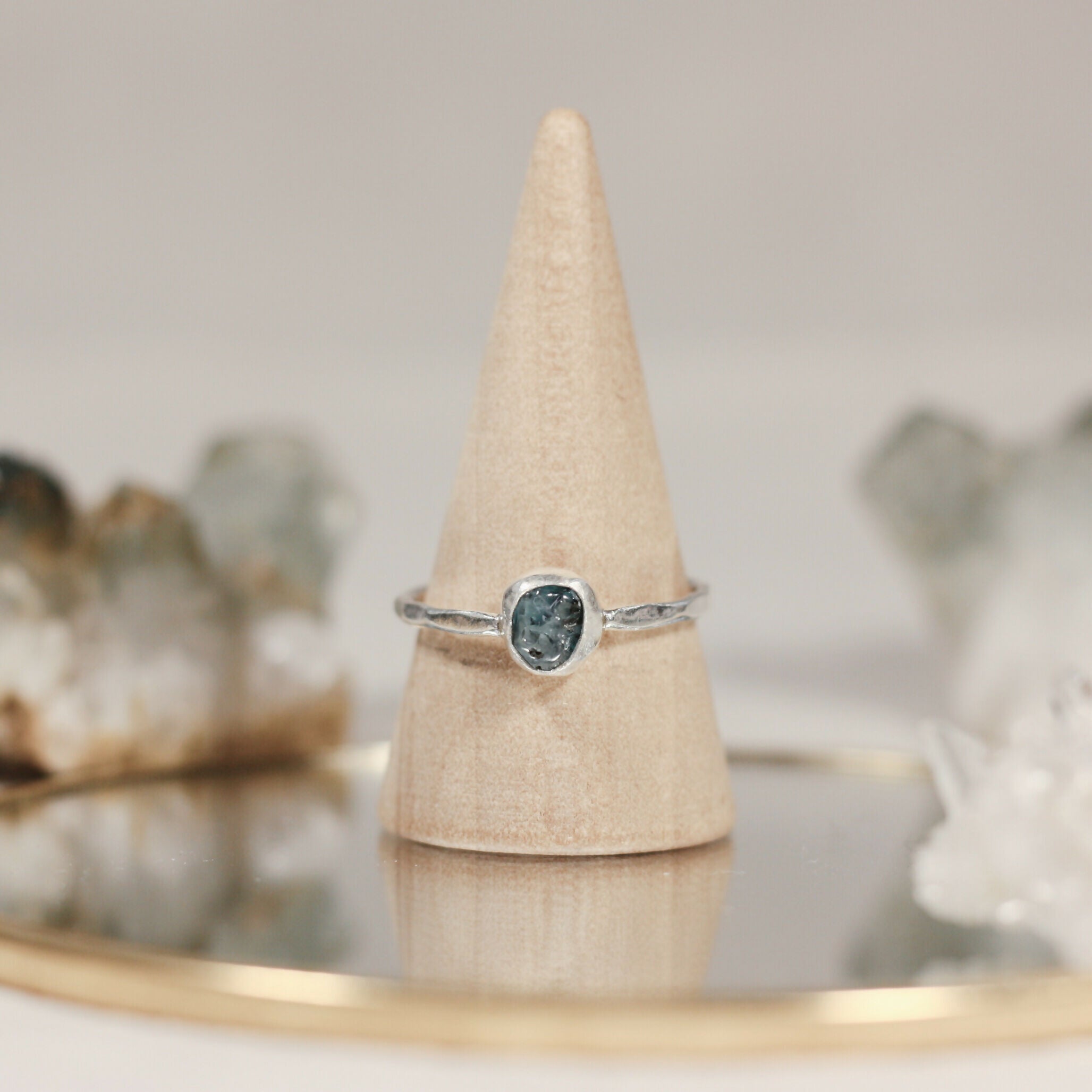 L'Éclat Coloré - Un anneau d'argent martelé qui met en scène une pierre naturelle