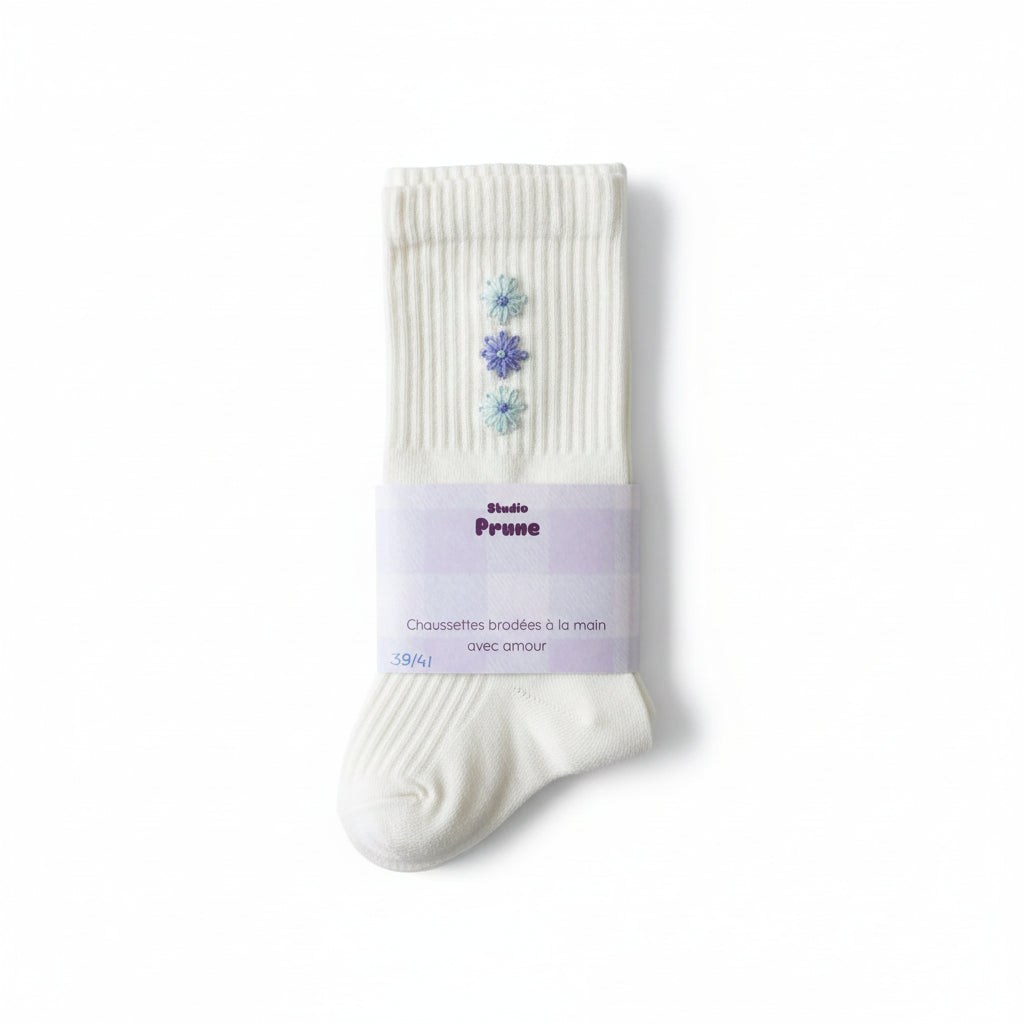 Chaussettes blanches brodées fleurs bleues