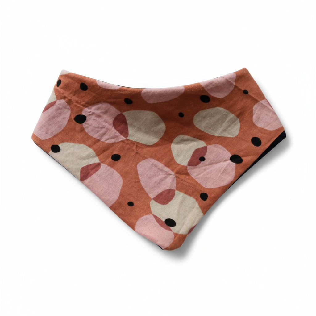 Bavoir motif taches beige et rose