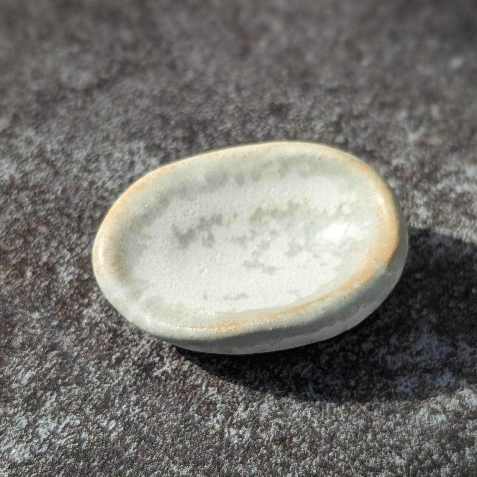 Worry stone (galet anti-stress) en grès émaillé