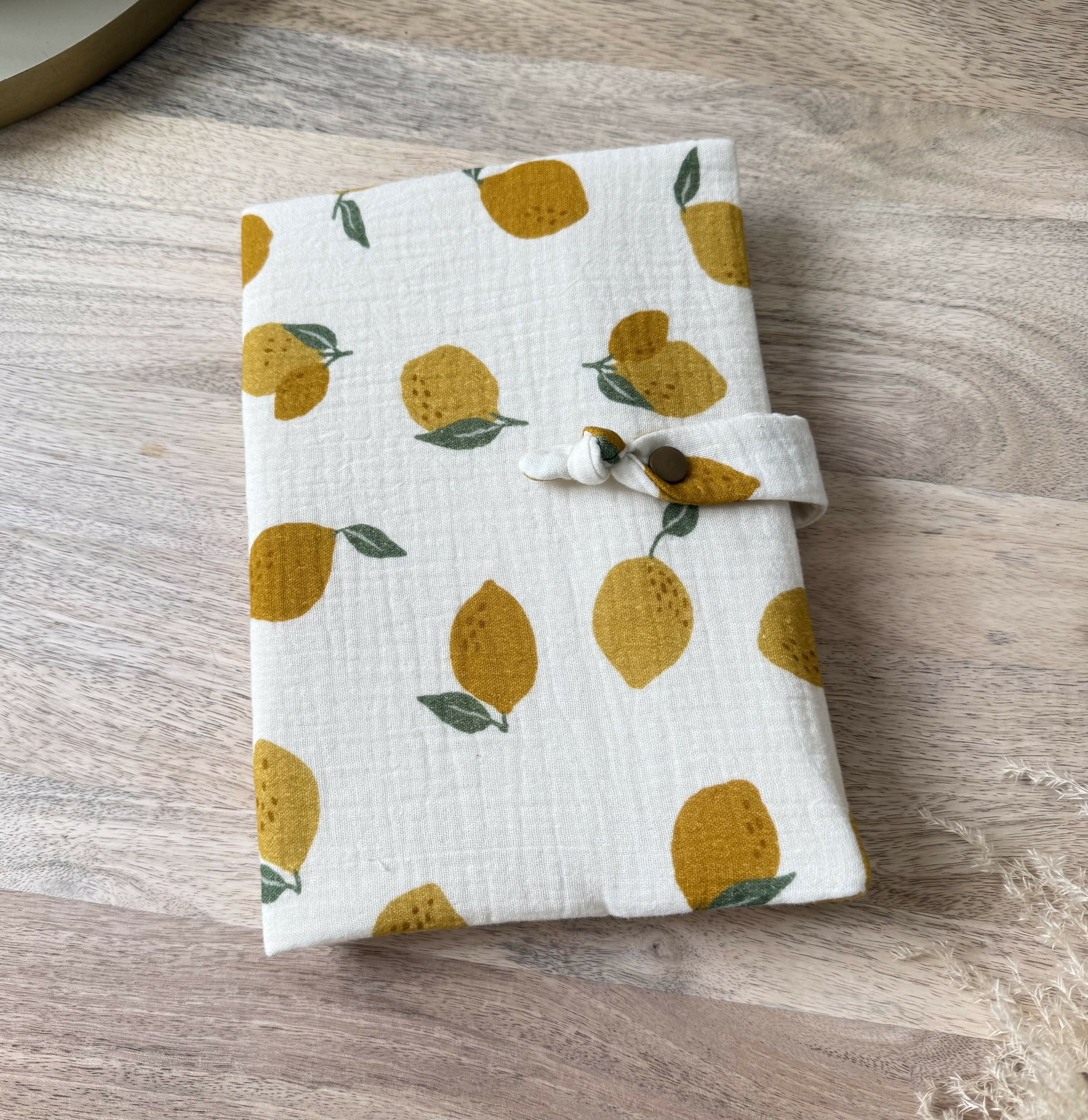 PROTÈGE CARNET DE SANTÉ BÉBÉ EN GAZE DE COTON CITRON OEKOTEX – FAIT MAIN