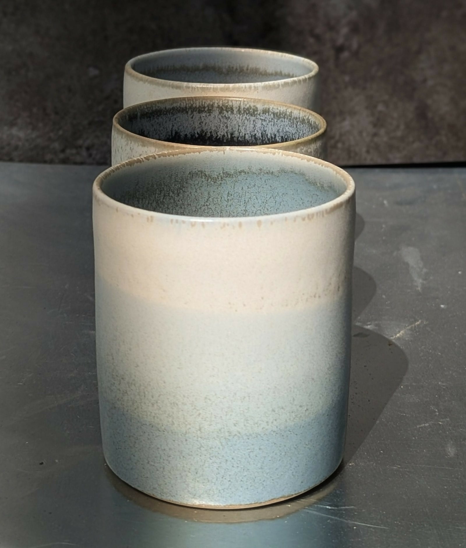 pots en grès céramique artisanale, émaillé en dégradé de bleu et blanc