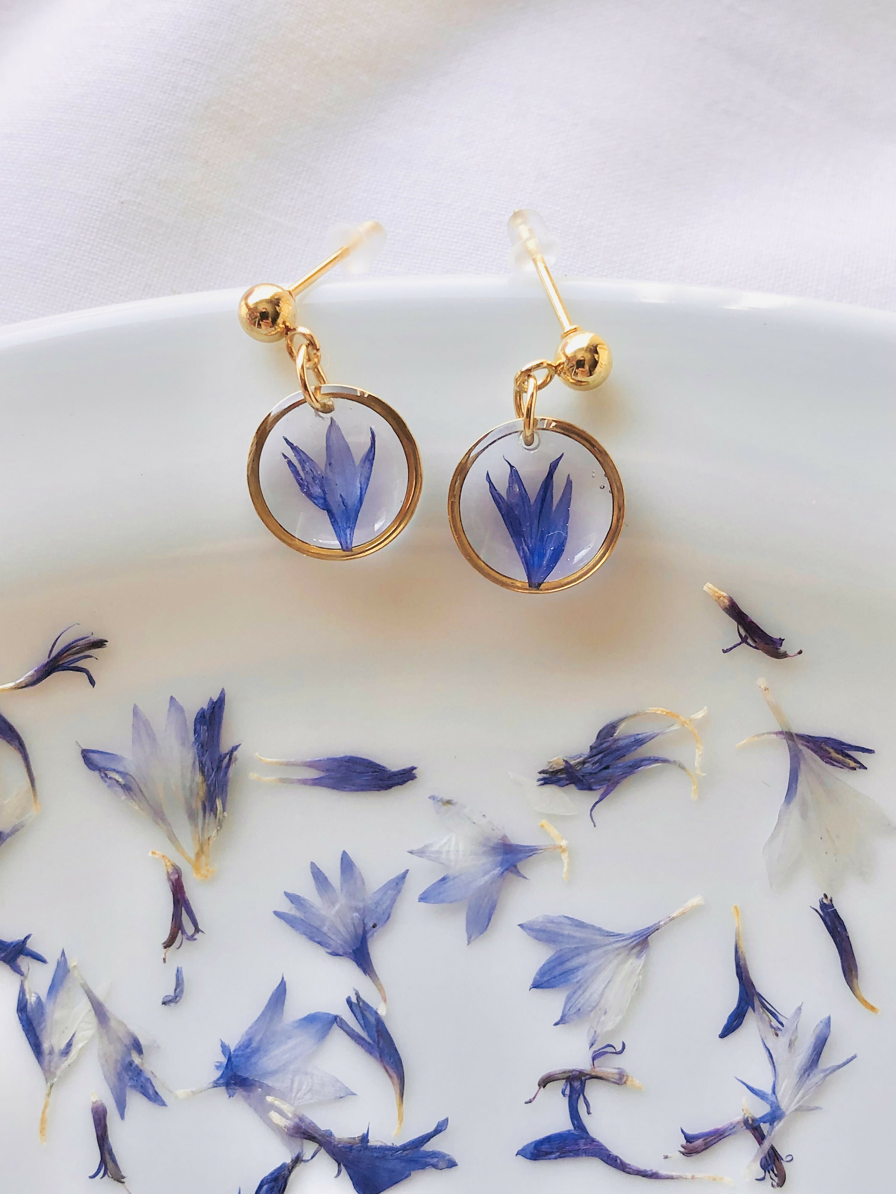 Petite boucles d'oreille en fleur de bleuet bleu