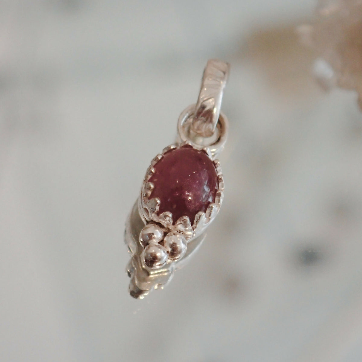 L'Escorte Perlée - Le Pendentif, une pierre fine accompagnée de trois billes en argent - Vendu sans chaîne