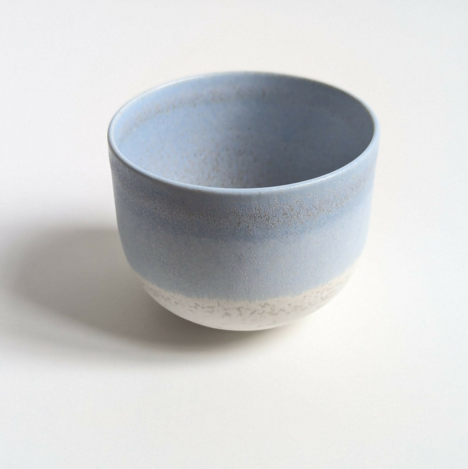 tasse en porcelaine, émaillée en dégradé de bleu et blanc