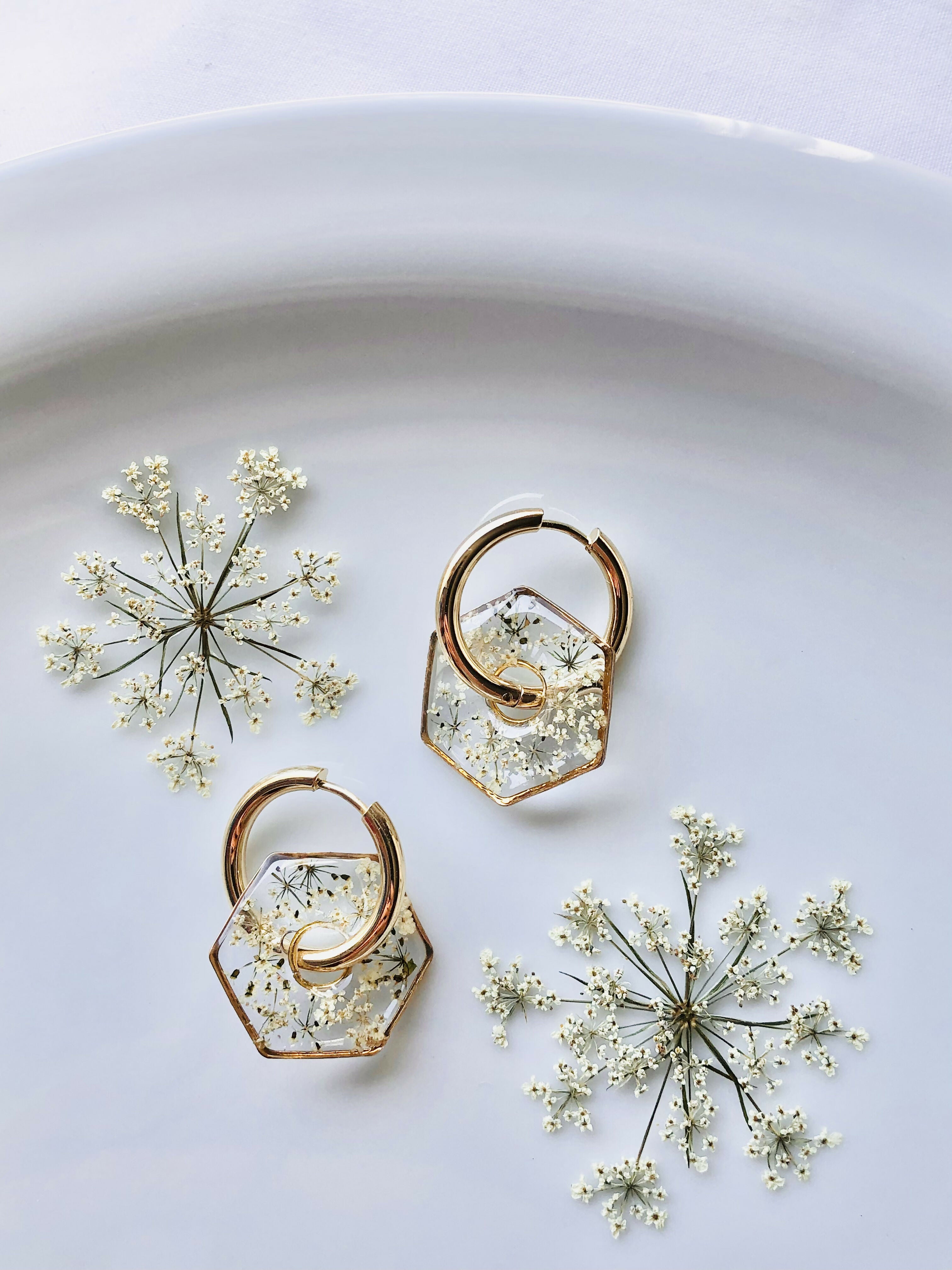 Boucles créoles et pampilles en fleur d'ombellifère blanche