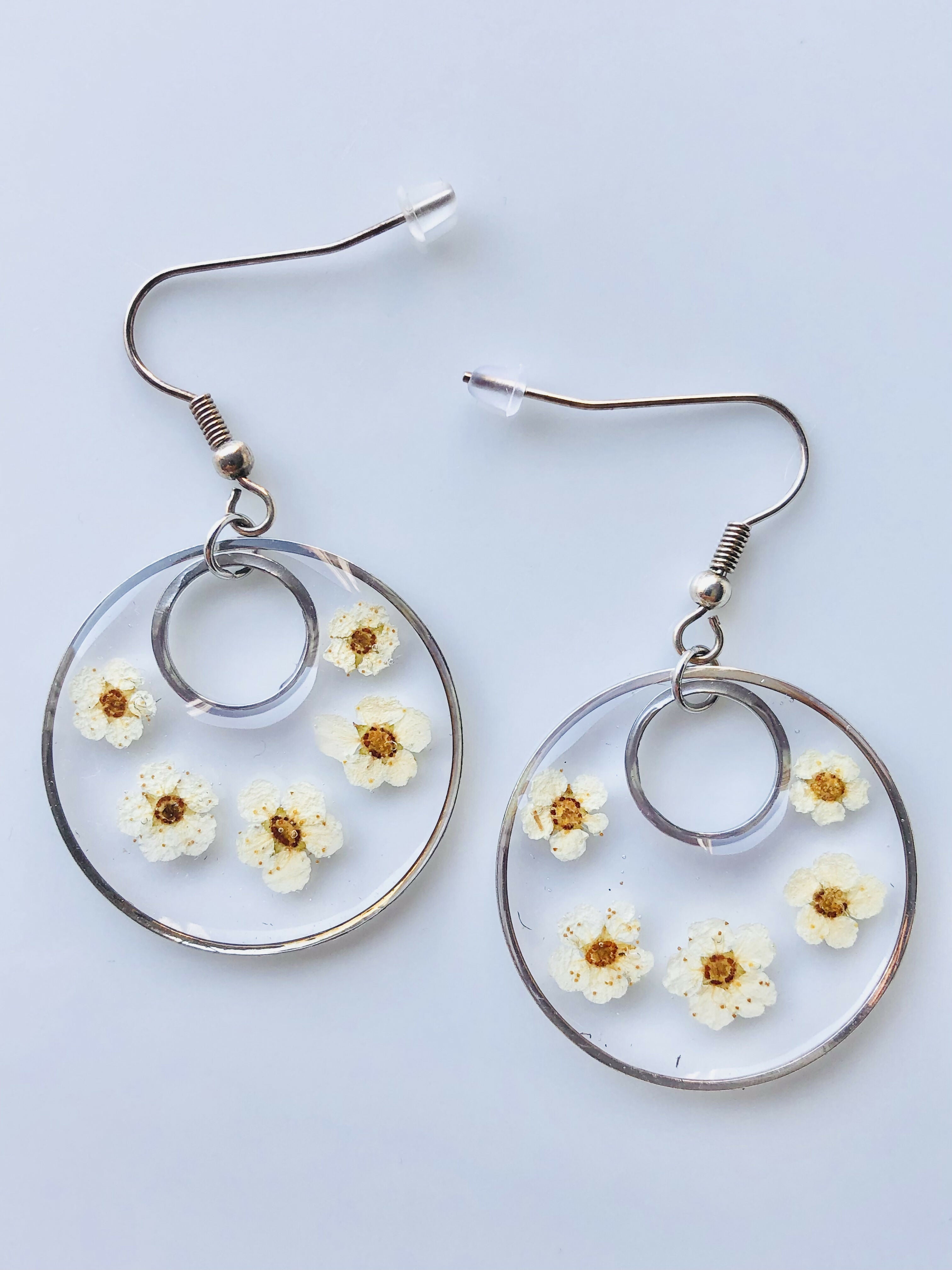 Boucles d'oreilles anneaux en fleur de spirée blanche